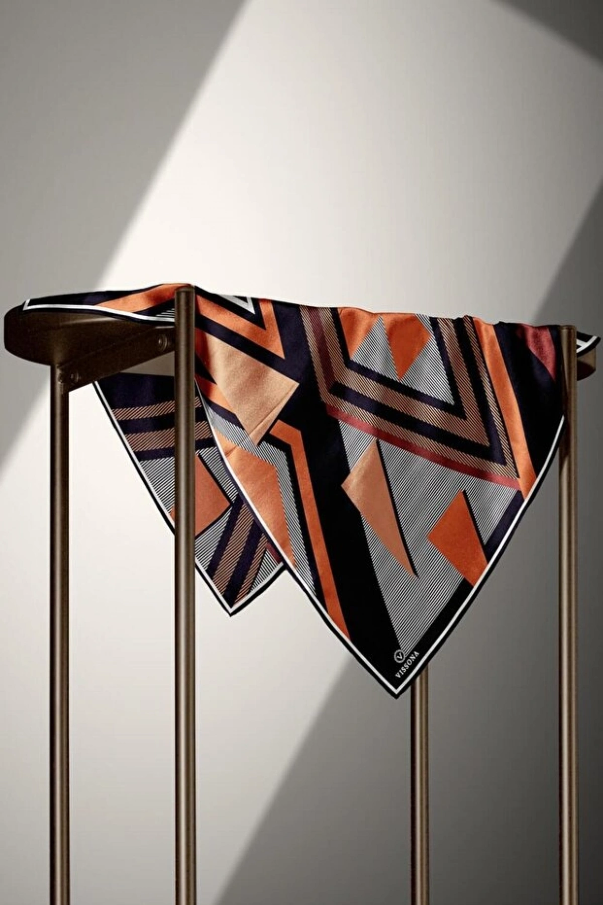 Vissona %100 Twill İpek Geometrik Desenli Taba - Siyah Renkli 90x90 Eşarp Dikim Şekli : El Dikişi