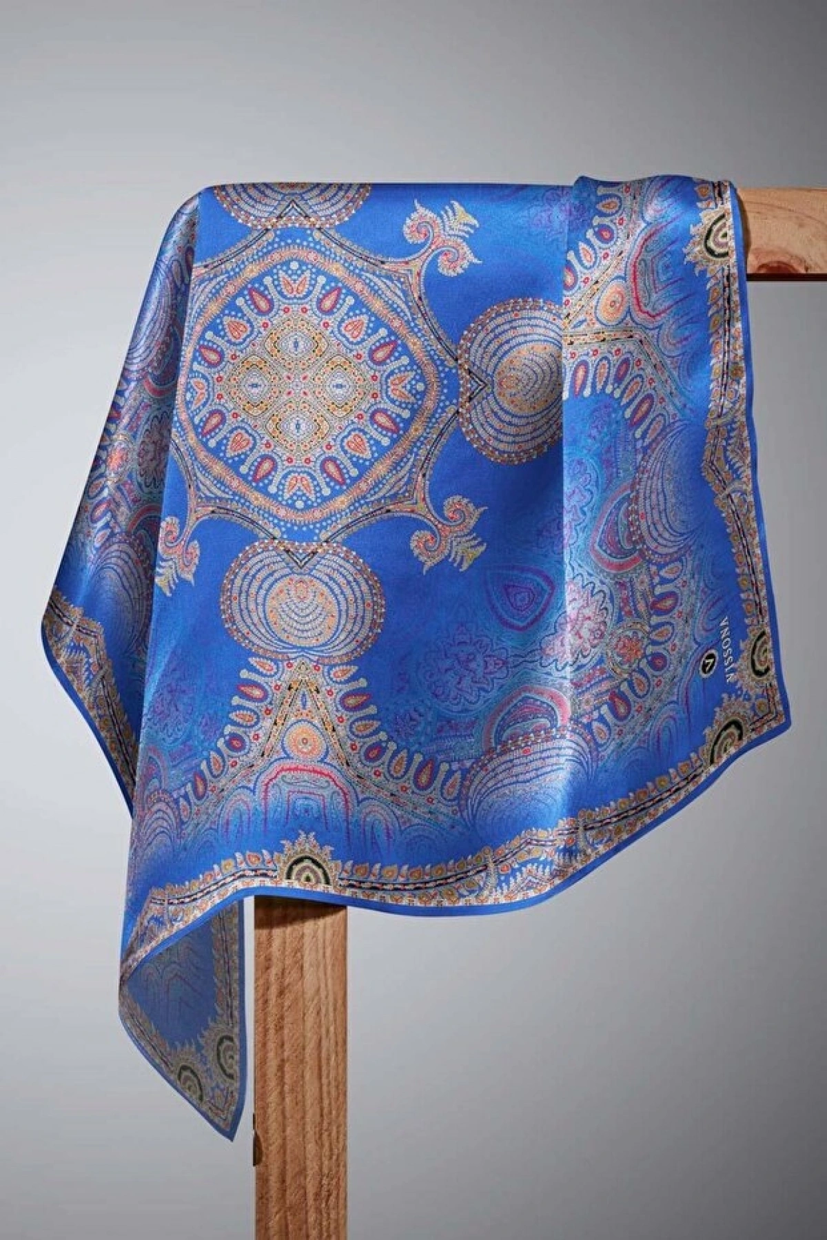 Vissona %100 Twill İpek Şal Desenli Saks Renkli 90x90 Eşarp Dikim Şekli : El Dikişi