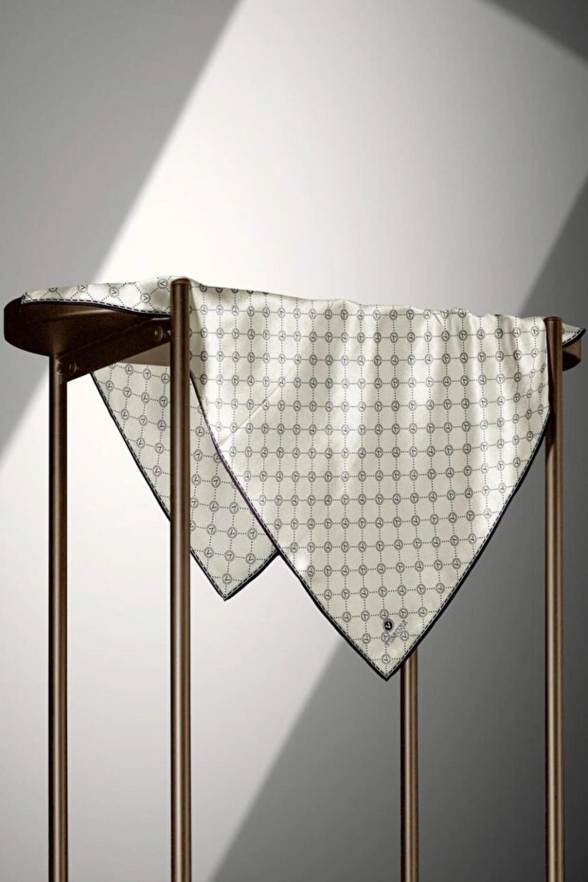 Vissona %100 Twill İpek Monogram Desenli Krem - Siyah Renkli 90x90 Eşarp Dikim Şekli : El Dikişi