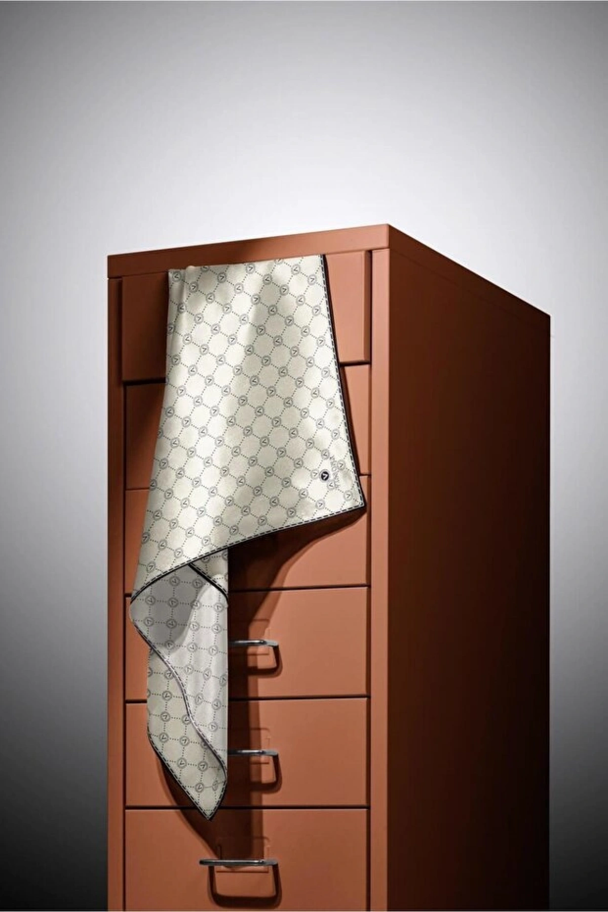 Vissona %100 Twill İpek Monogram Desenli Krem - Siyah Renkli 90x90 Eşarp Dikim Şekli : El Dikişi