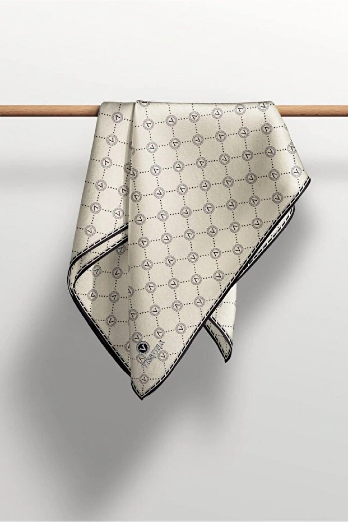 Vissona %100 Twill İpek Monogram Desenli Krem - Siyah Renkli 90x90 Eşarp Dikim Şekli : El Dikişi