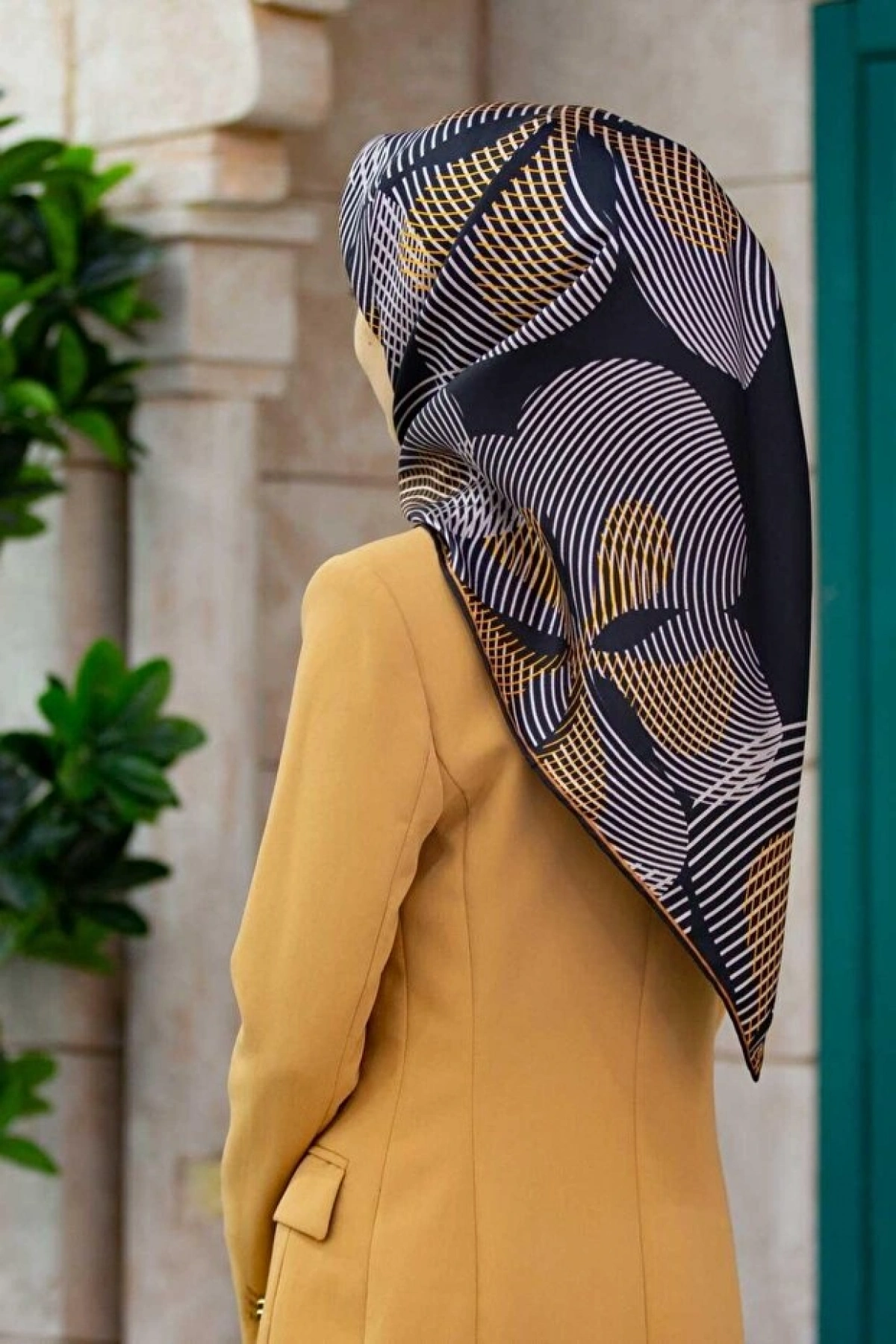 Vissona %100 Twill İpek Çizgili Çiçek Desenli Taba - Siyah Renkli 90x90 Eşarp Dikim Şekli : El Dikişi