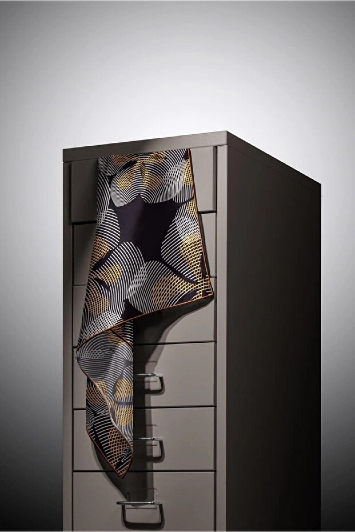 Vissona %100 Twill İpek Çizgili Çiçek Desenli Taba - Siyah Renkli 90x90 Eşarp Dikim Şekli : El Dikişi