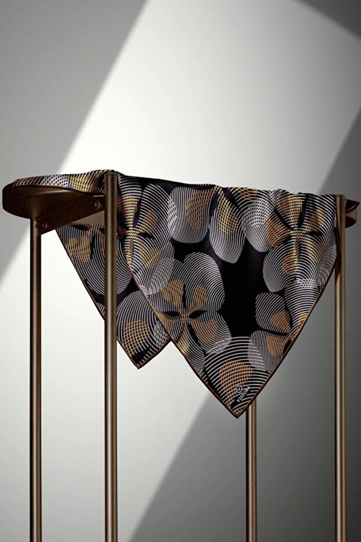 Vissona %100 Twill İpek Çizgili Çiçek Desenli Taba - Siyah Renkli 90x90 Eşarp Dikim Şekli : El Dikişi