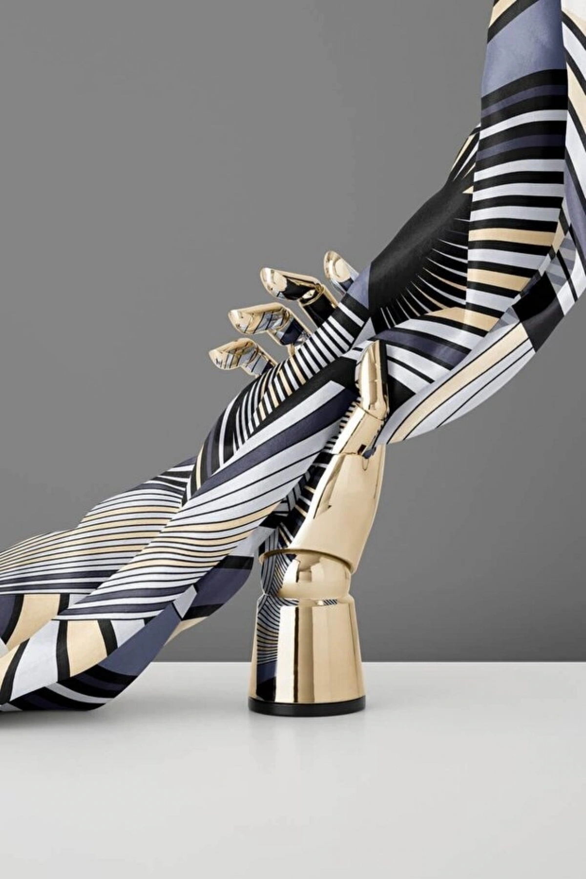 Vissona %100 Twill İpek Okyanus Dalgası Desenli Bej - Gri Renkli 90x90 Eşarp Kenar Dikiş Şekli El Dikişli