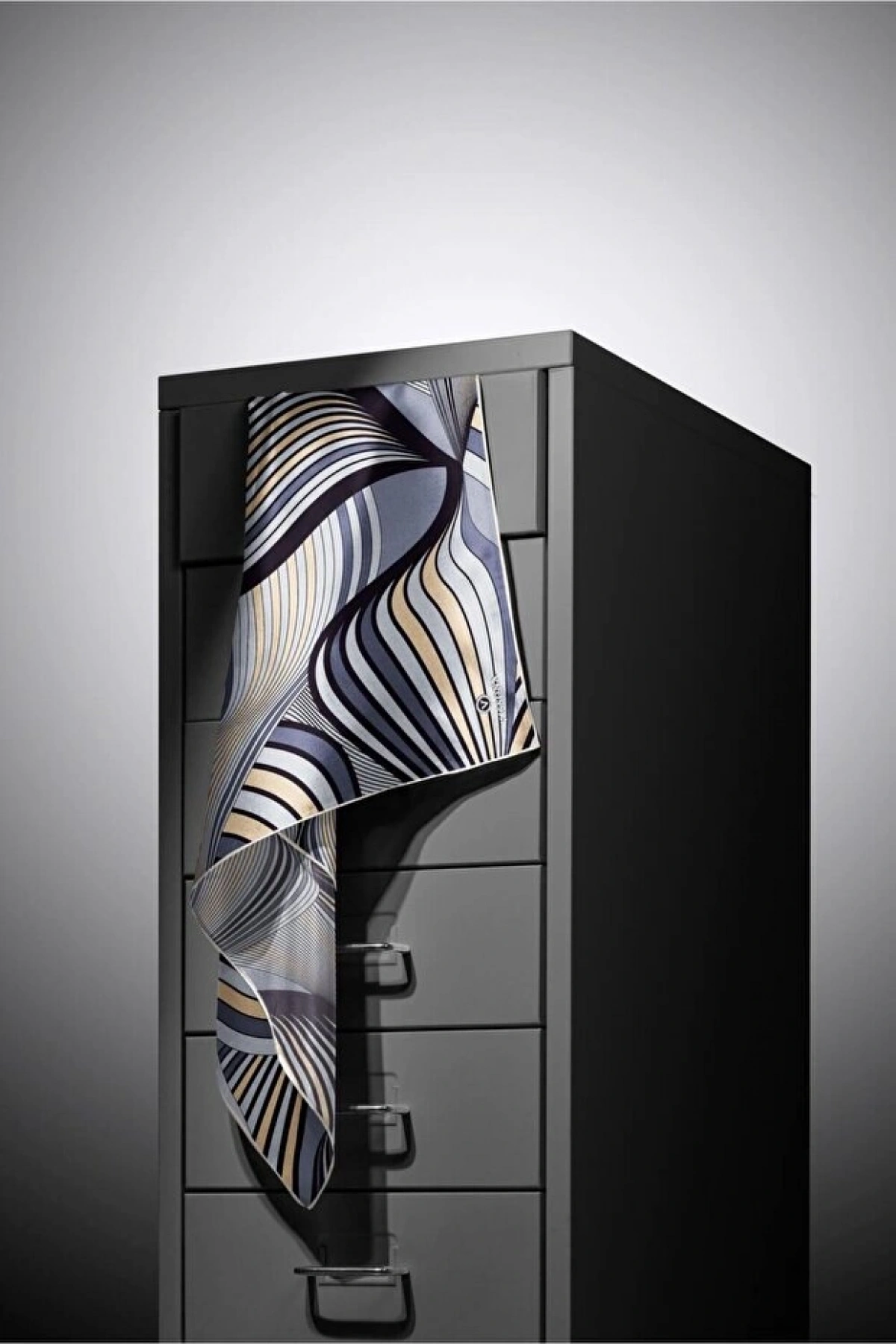 Vissona %100 Twill İpek Okyanus Dalgası Desenli Bej - Gri Renkli 90x90 Eşarp Kenar Dikiş Şekli El Dikişli