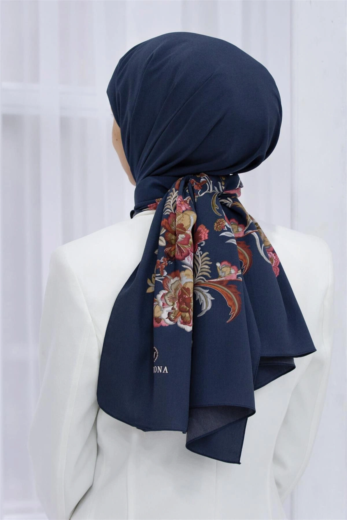 Vissona LÜKS MEDİNE İPEĞİ NAKIŞ ÇİÇEK DESENLİ LACİVERT RENKLİ 75X195 KIRIŞMAZ ŞAL MOSS KREP DİKİŞ TİPİ İTALY