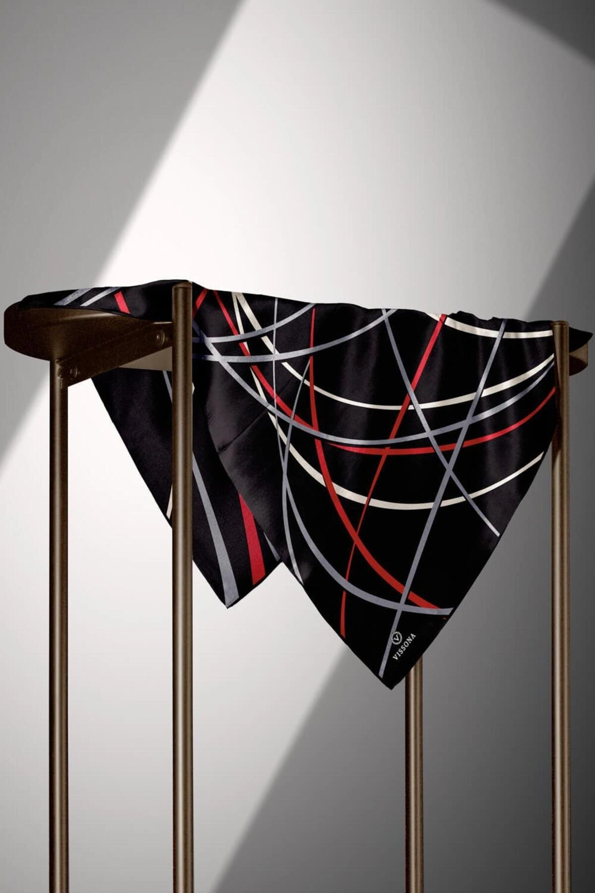Vissona %100 Twill İpek Çizgili Desenli Siyah - Kırmızı Renkli 90x90 Eşarp Dikim Şekli : El Dikişi