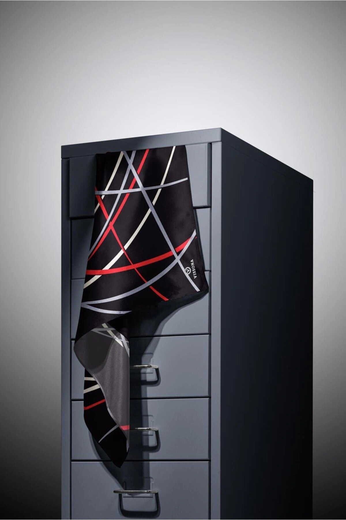 Vissona %100 Twill İpek Çizgili Desenli Siyah - Kırmızı Renkli 90x90 Eşarp Dikim Şekli : El Dikişi