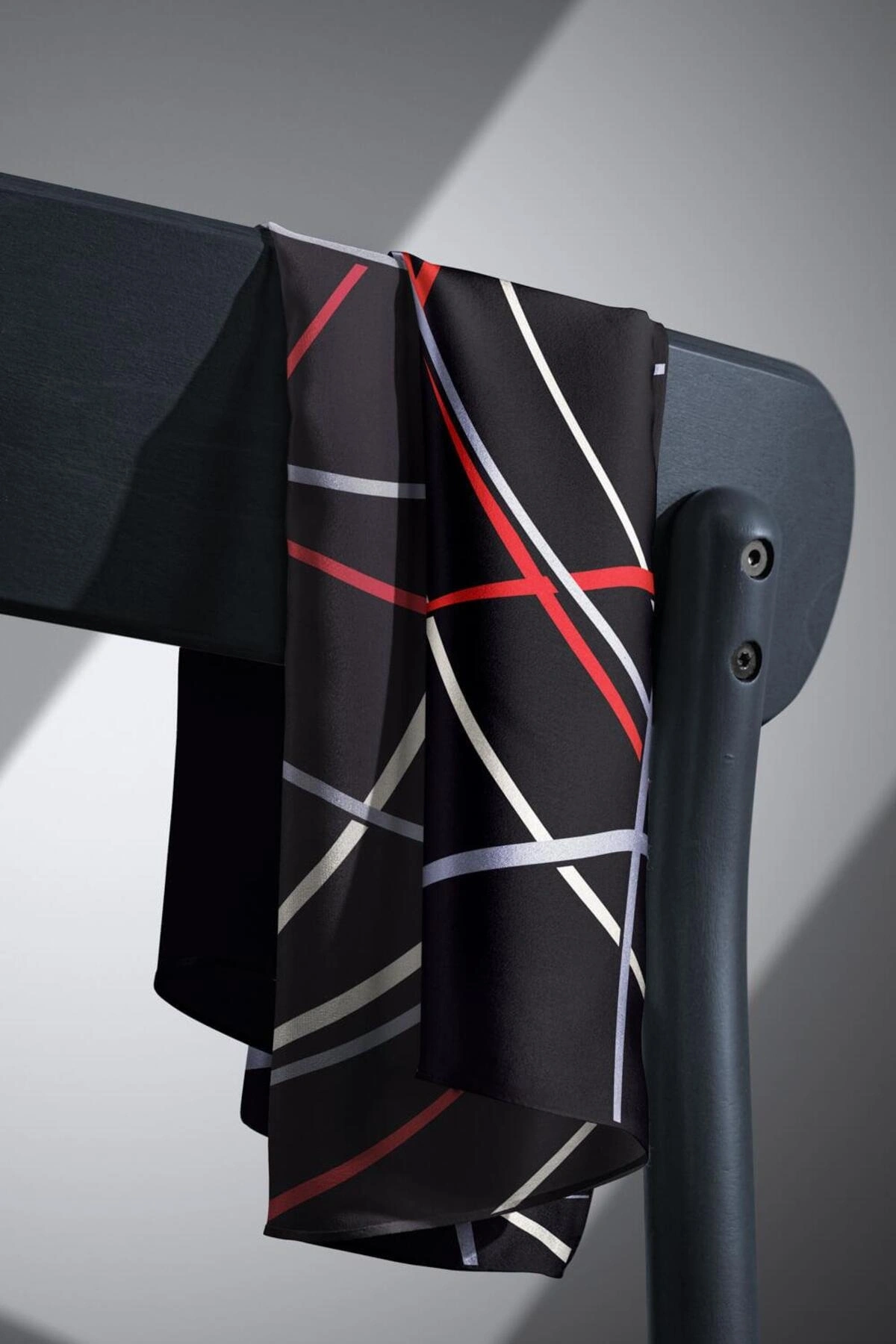 Vissona %100 Twill İpek Çizgili Desenli Siyah - Kırmızı Renkli 90x90 Eşarp Dikim Şekli : El Dikişi