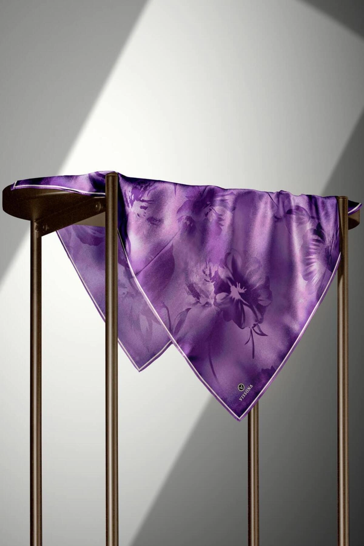 Vissona 100% Twill İpek Çiçek Desenli Lila Renkli 90x90 Dikim Şekli : El Dikişi Eşarp