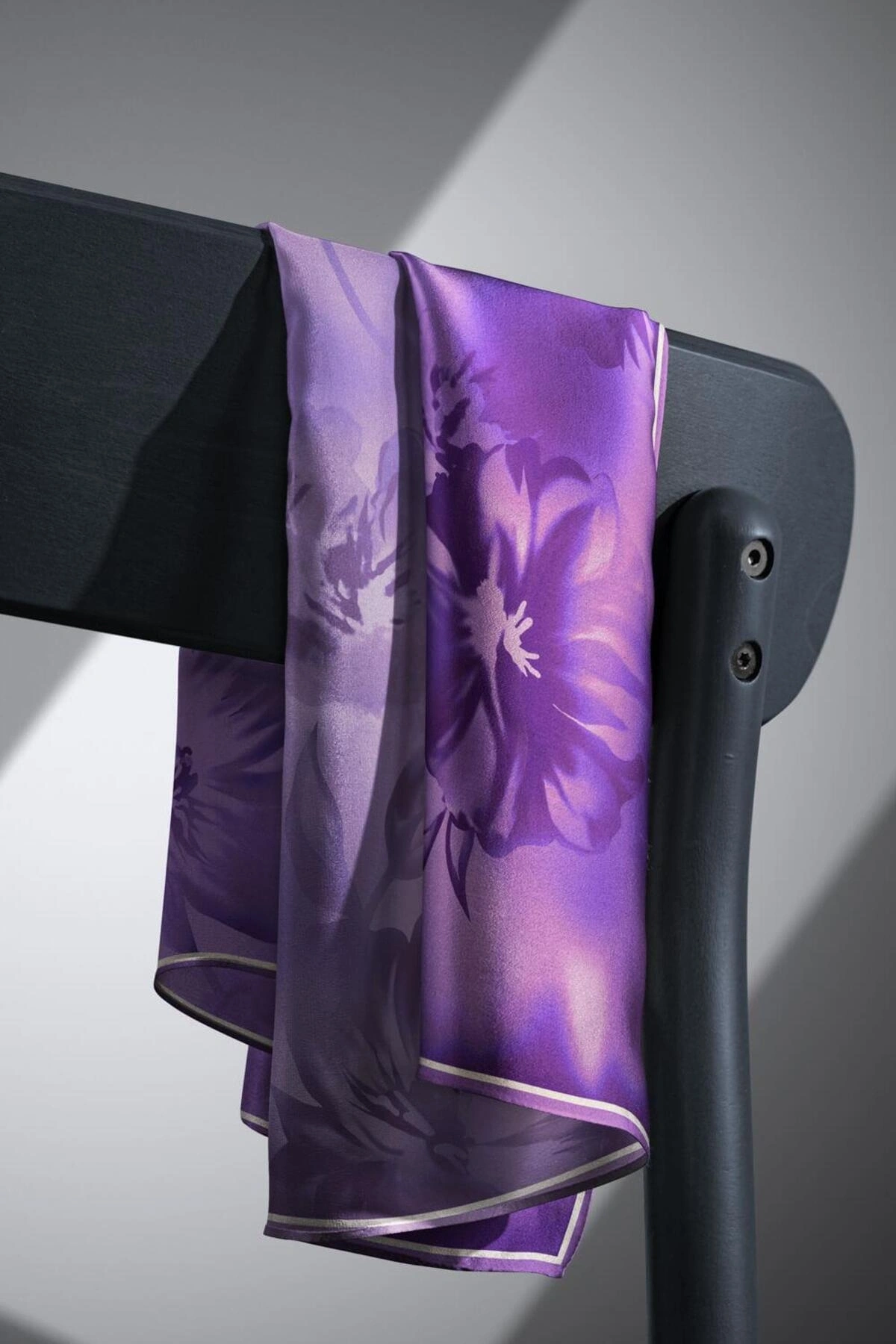 Vissona 100% Twill İpek Çiçek Desenli Lila Renkli 90x90 Dikim Şekli : El Dikişi Eşarp