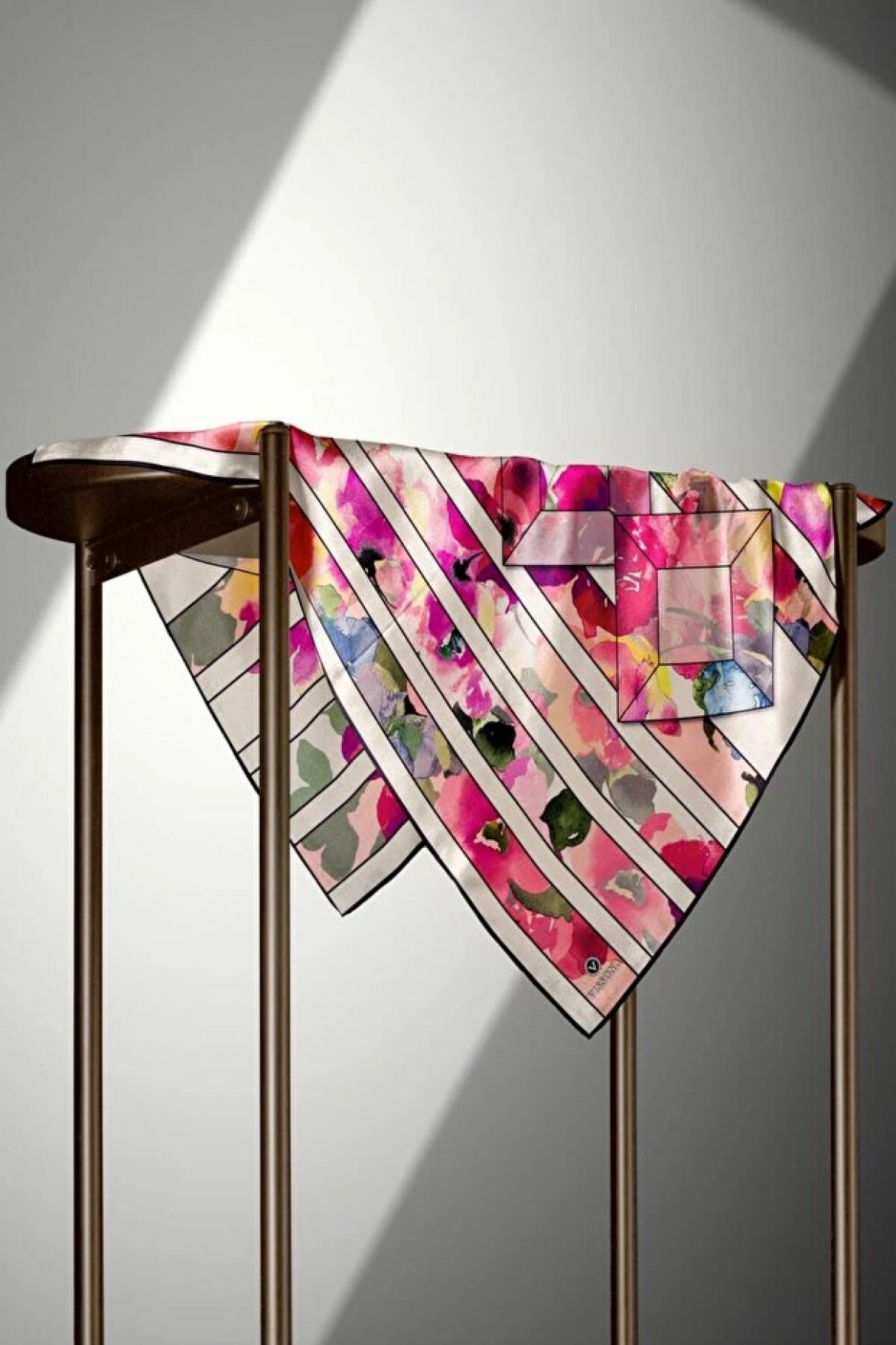 Vissona %100 Twill İpek Bahar Çiçekleri Desenli Mürdüm - Bebe Mavisi Renkli 90x90 Eşarp Kenar Dikiş Şekli El