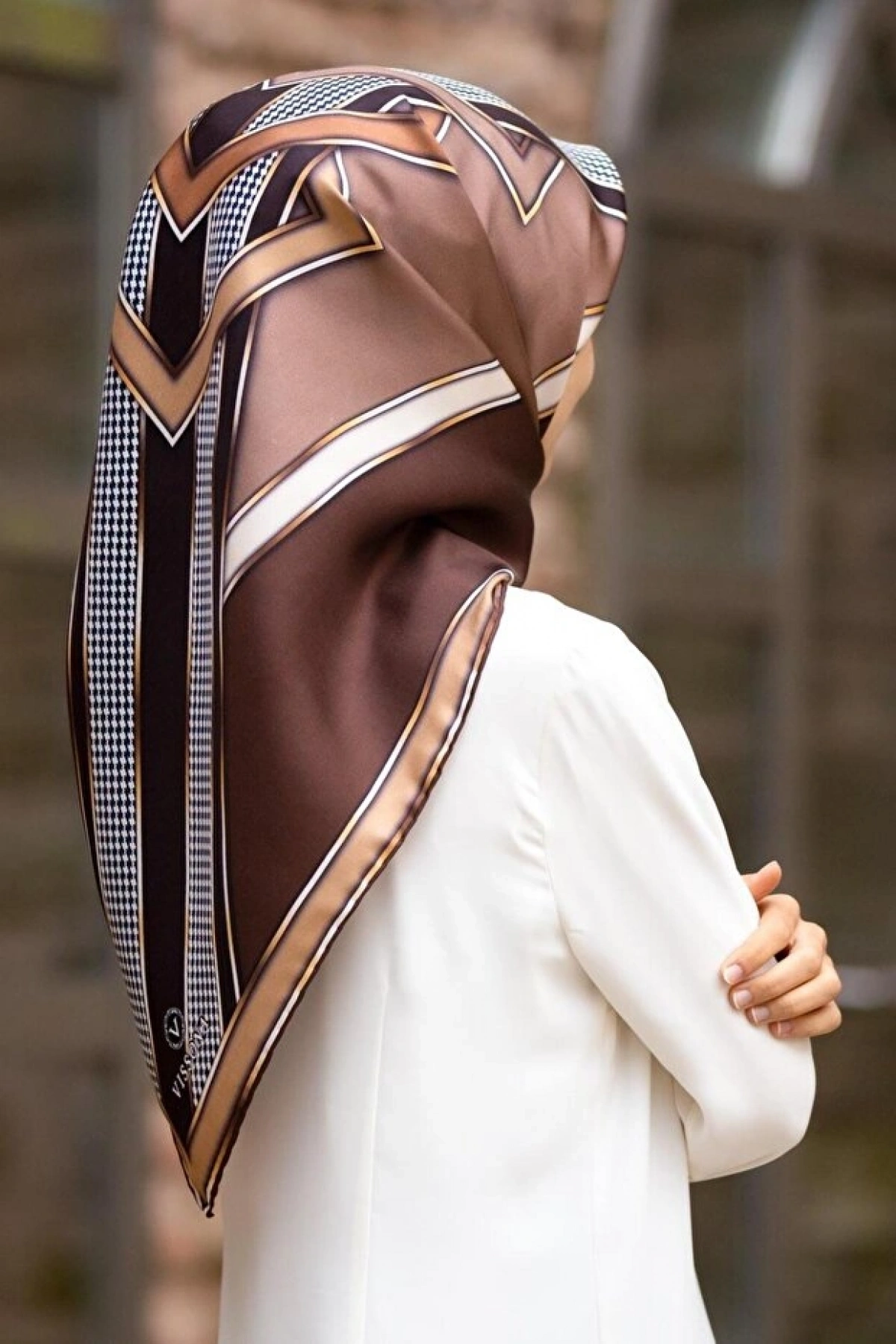 Vissona %100 Twill İpek Kareli Kazayaklı Desenli Kahverengi - Vizon Renkli 90x90 Eşarp Kenar Dikiş Şekli El