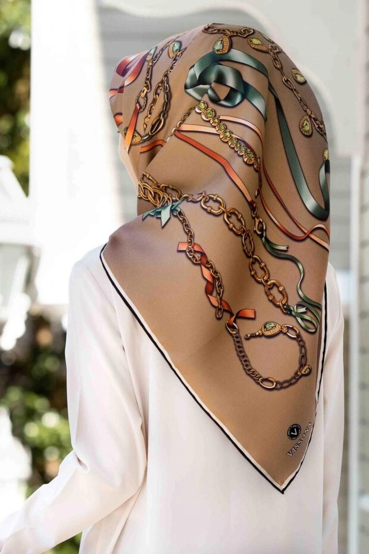 Vissona %100 Twill İpek Kurdele Ve Zincir Desenli Bej Renkli 90x90 Eşarp Dikim Şekli : El Dikişi