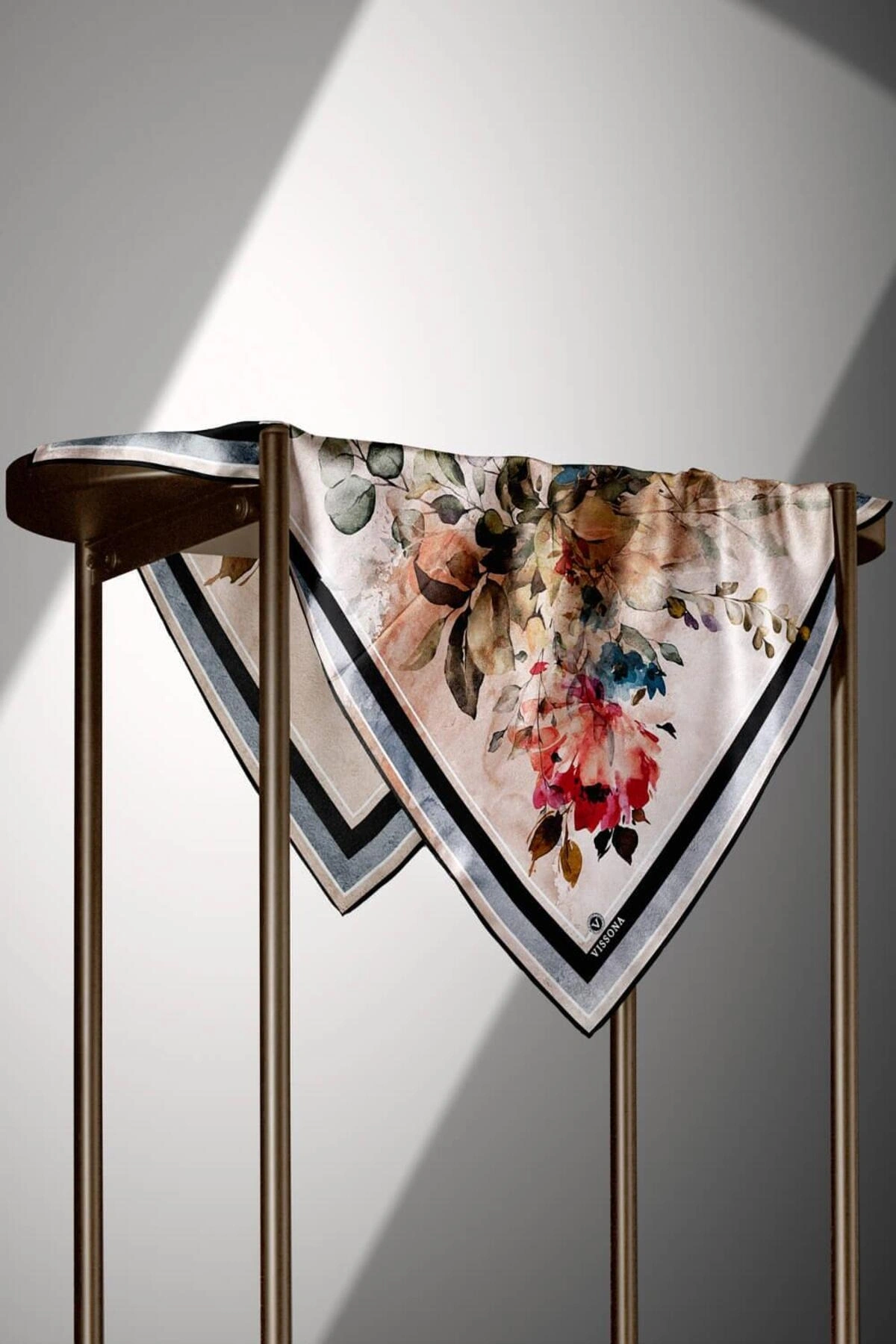 Vissona %100 Twill İpek Bahar Çiçekleri Desenli Siyah - Haki Renkli 90x90 Eşarp Dikim Şekli : El Dikişi