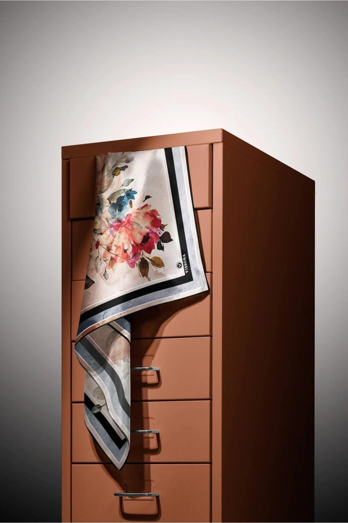 Vissona %100 Twill İpek Bahar Çiçekleri Desenli Siyah - Haki Renkli 90x90 Eşarp Dikim Şekli : El Dikişi