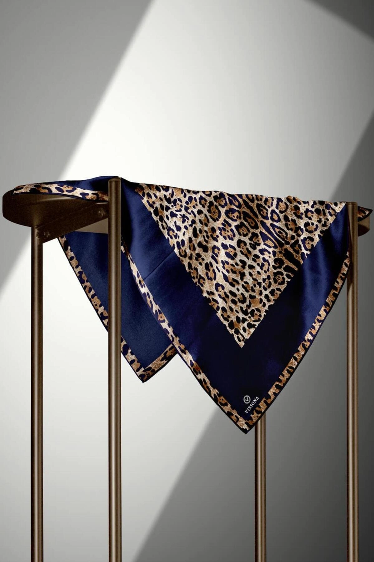 Vissona %100 Twill İpek Leopar Desenli Lacivert Renkli 90x90 Eşarp Dikim Şekli : El Dikişi