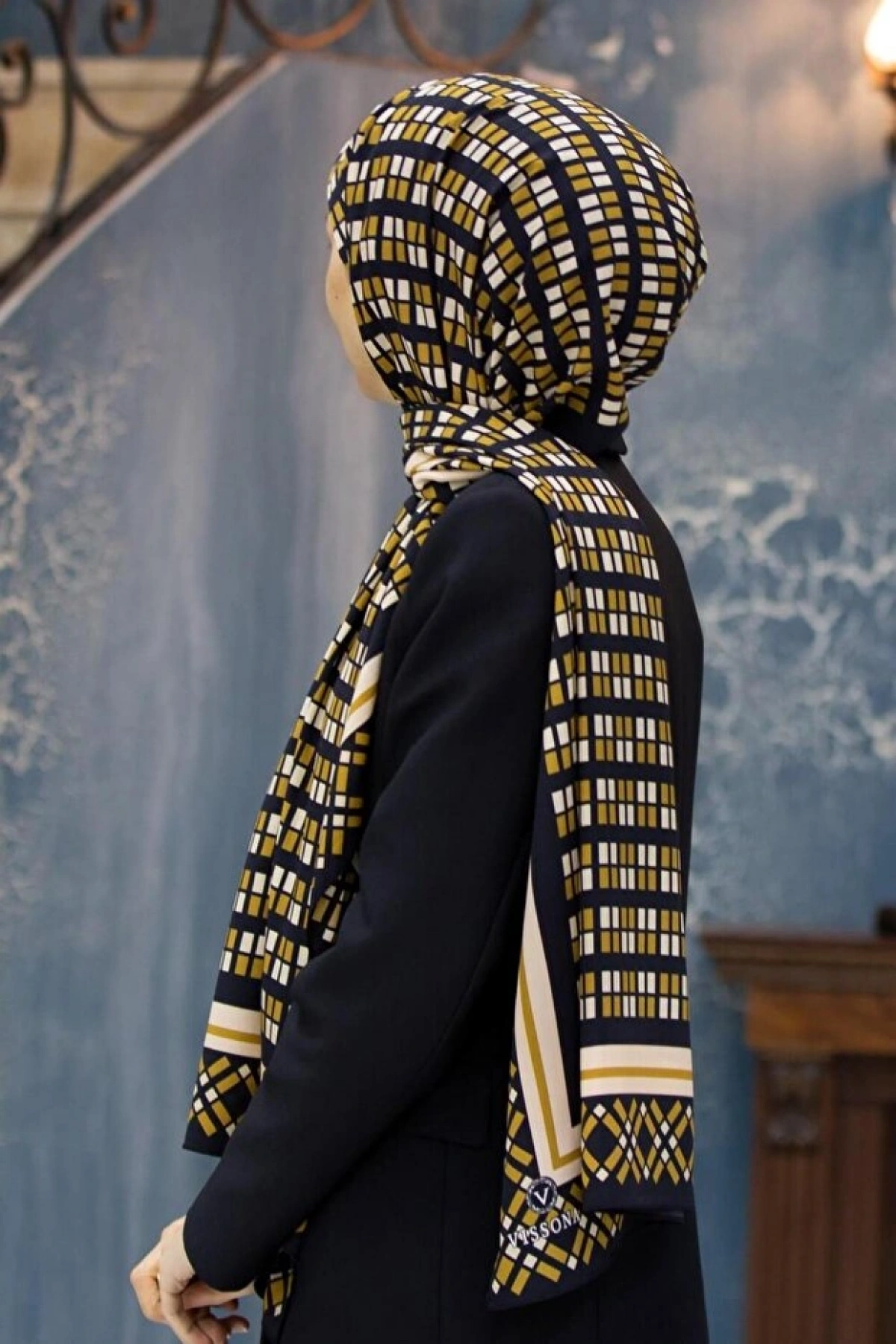 Vissona LÜKS MEDİNE İPEĞİ KARE DESENLİ GOLD RENKLİ 75X195 KIRIŞMAZ ŞAL MOSS KREP DİKİŞ TİPİ İTALYAN DİKİŞLİ