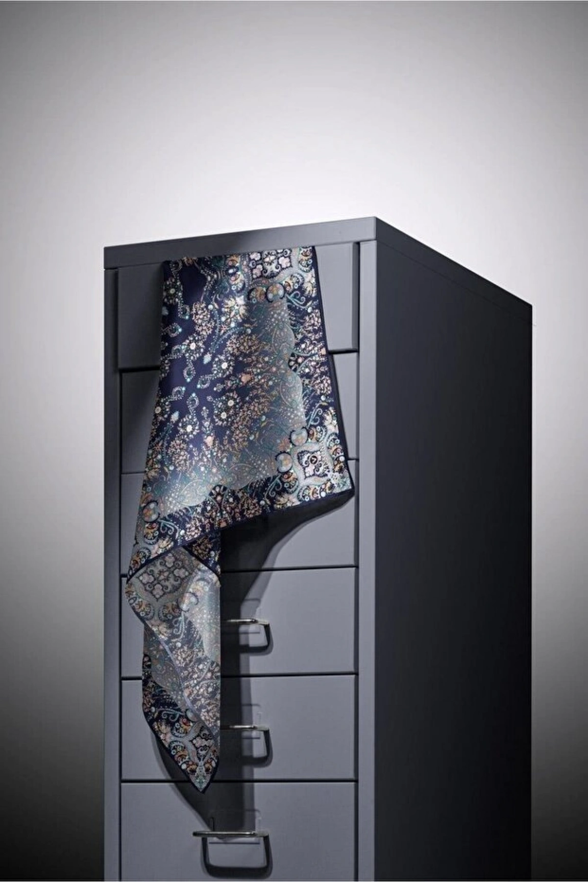 Vissona %100 Twill İpek Şal Desenli Lacivert - İndigo Renkli 90x90 Eşarp Dikim Şekli : El Dikişi