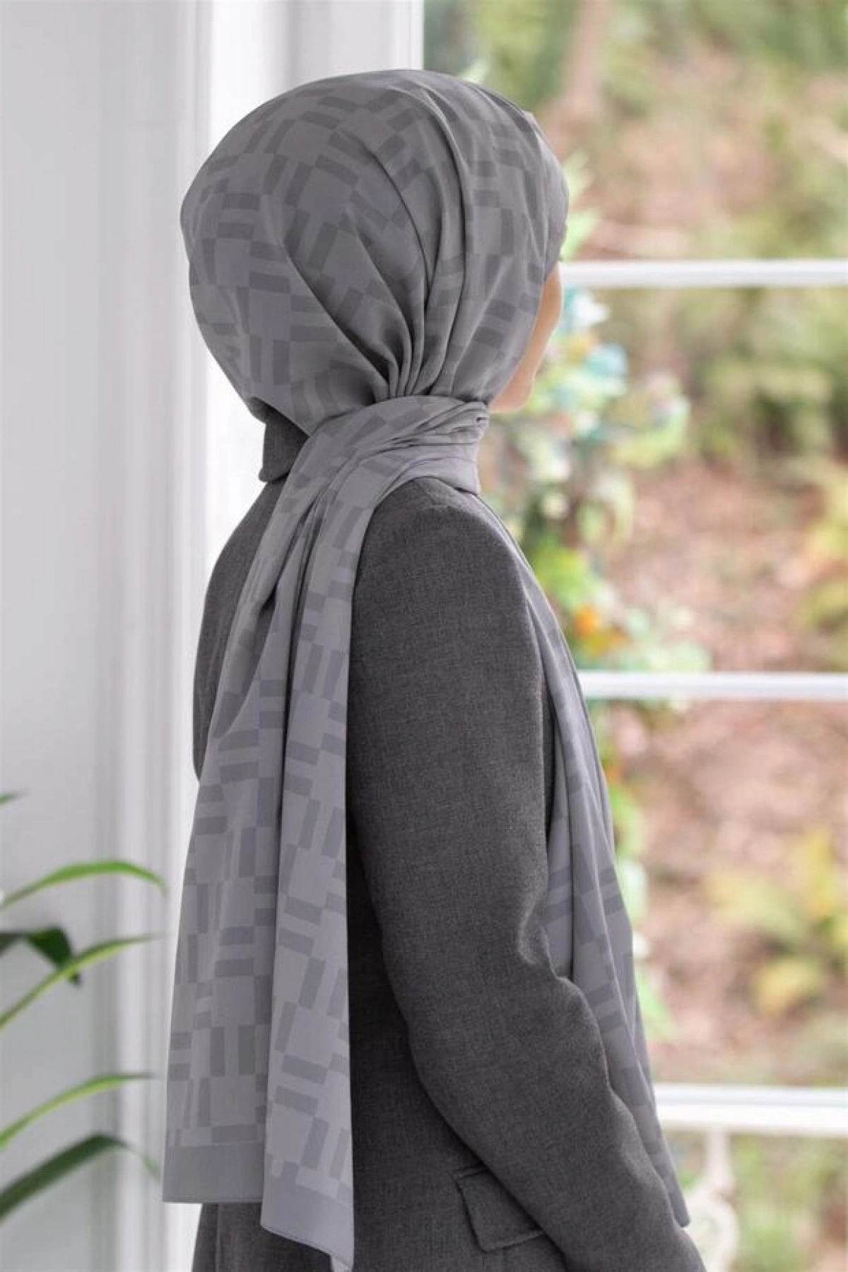 Vissona LÜKS MEDİNE İPEĞİ MONOGRAM DESENLİ GRİ RENKLİ 75X195 KIRIŞMAZ ŞAL MOSS KREP DİKİŞ TİPİ İTALYAN DİKİŞ