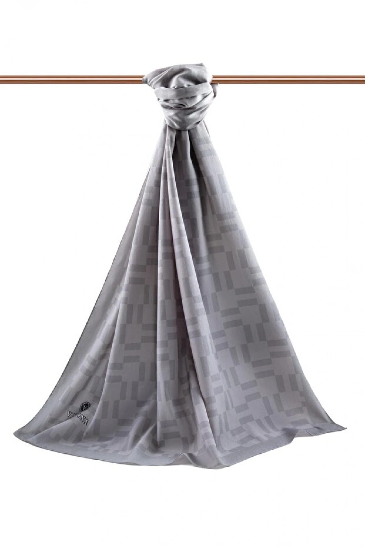 Vissona LÜKS MEDİNE İPEĞİ MONOGRAM DESENLİ GRİ RENKLİ 75X195 KIRIŞMAZ ŞAL MOSS KREP DİKİŞ TİPİ İTALYAN DİKİŞ