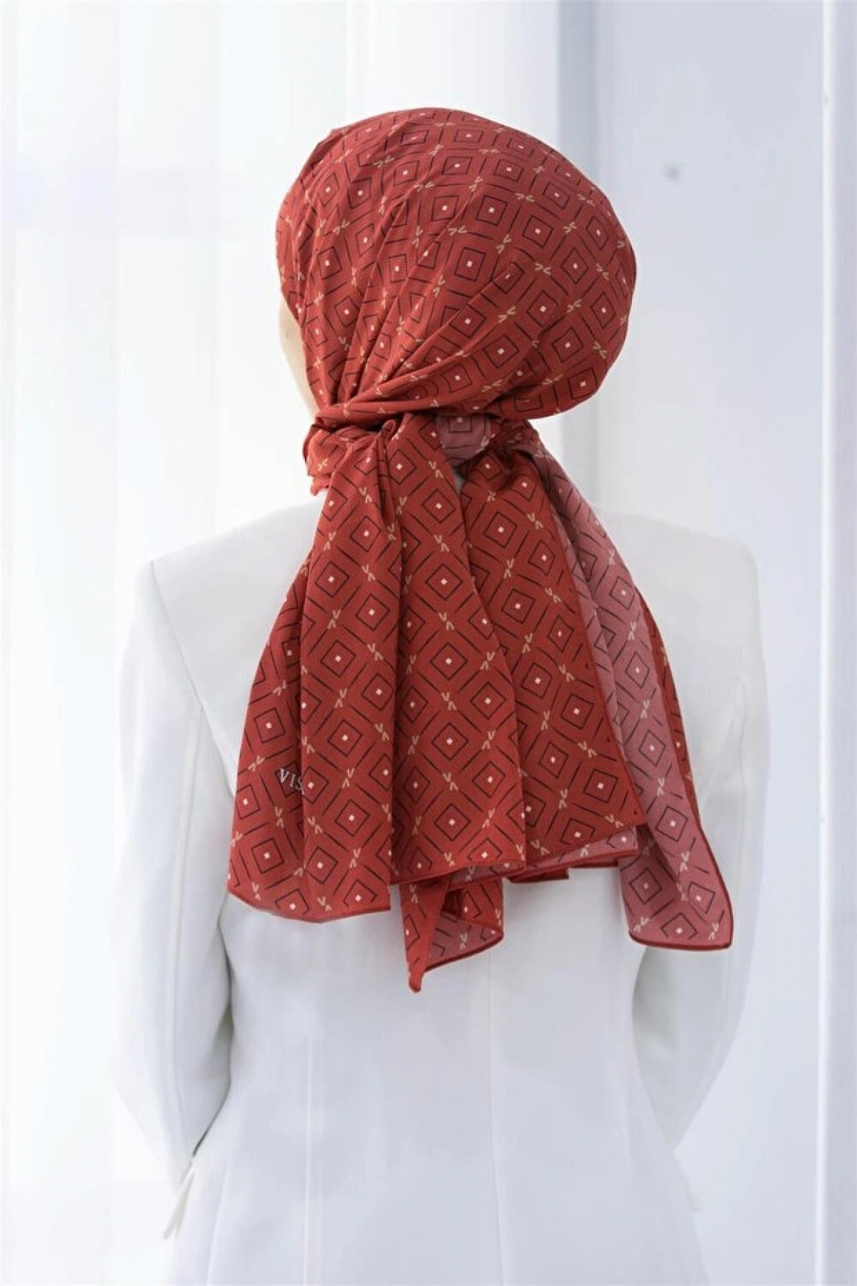 Vissona LÜKS MEDİNE İPEĞİ GEOMETRİK DESENLİ BORDO RENKLİ 75X195 KIRIŞMAZ ŞAL MOSS KREP DİKİŞ TİPİ İTALYAN