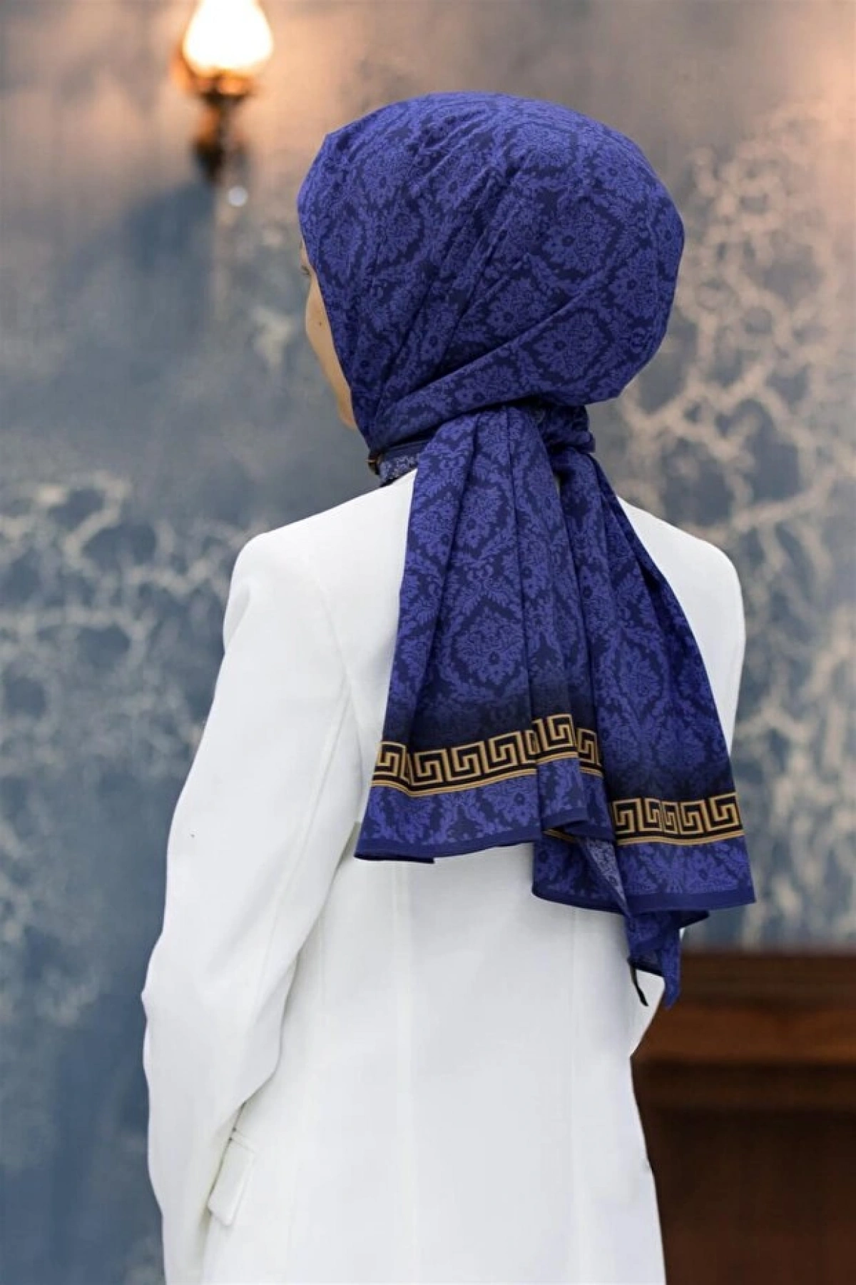 Vissona LÜKS MEDİNE İPEĞİ GOLD DETAYLI BAROK DESENLİ LACİVERT RENKLİ 75X195 KIRIŞMAZ ŞAL MOSS KREP DİKİŞ TİP