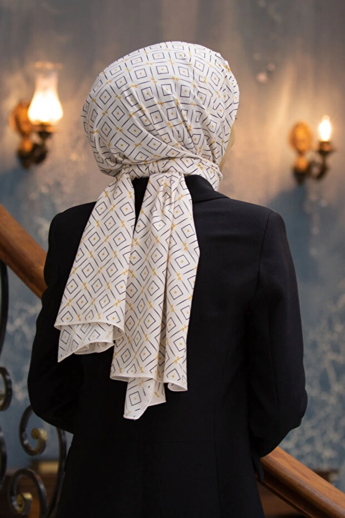 Vissona LÜKS MEDİNE İPEĞİ GEOMETRİK DESENLİ KREM RENKLİ 75X195 KIRIŞMAZ ŞAL MOSS KREP DİKİŞ TİPİ İTALYAN