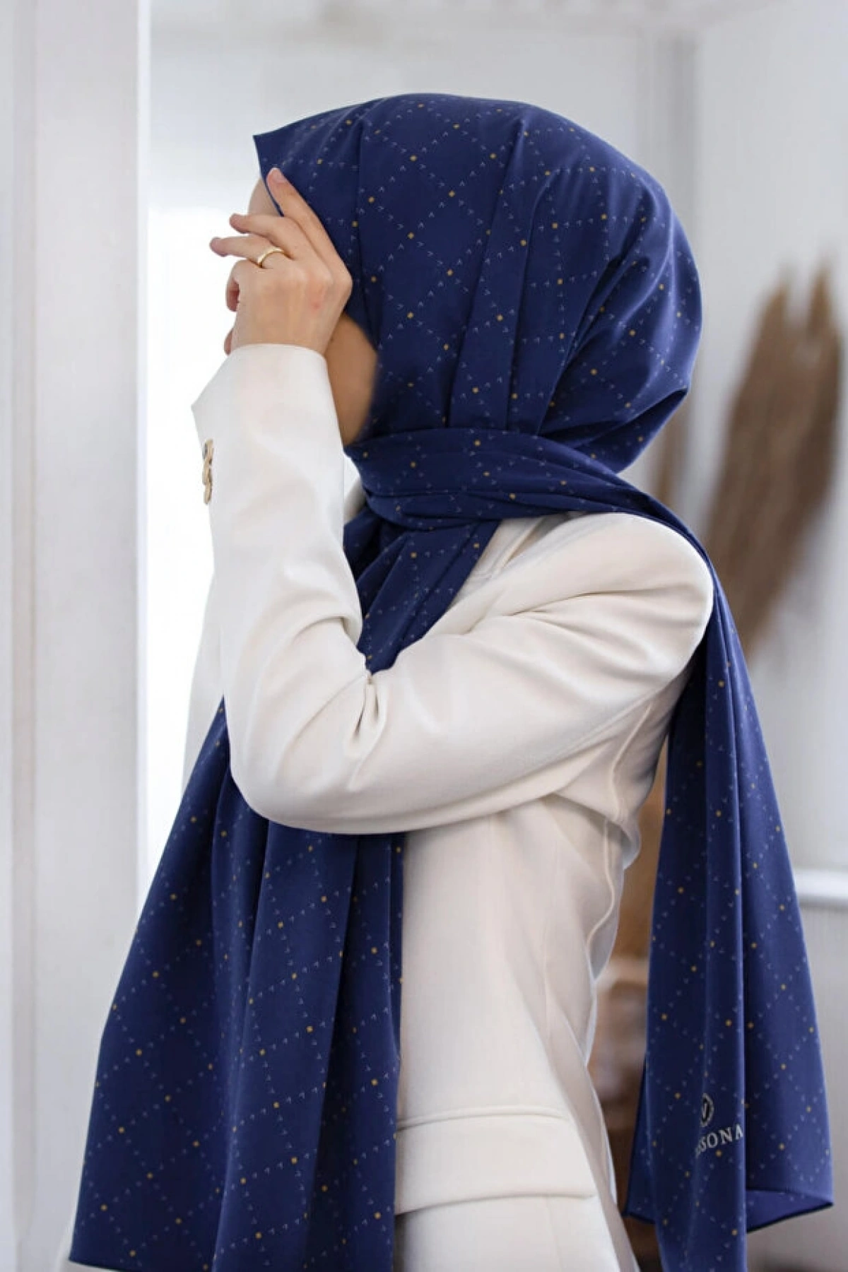 Vissona LÜKS MEDİNE İPEĞİ V DESENLİ LACİVERT RENKLİ 75X195 KIRIŞMAZ ŞAL MOSS KREP DİKİŞ TİPİ İTALYAN DİKİŞLİ