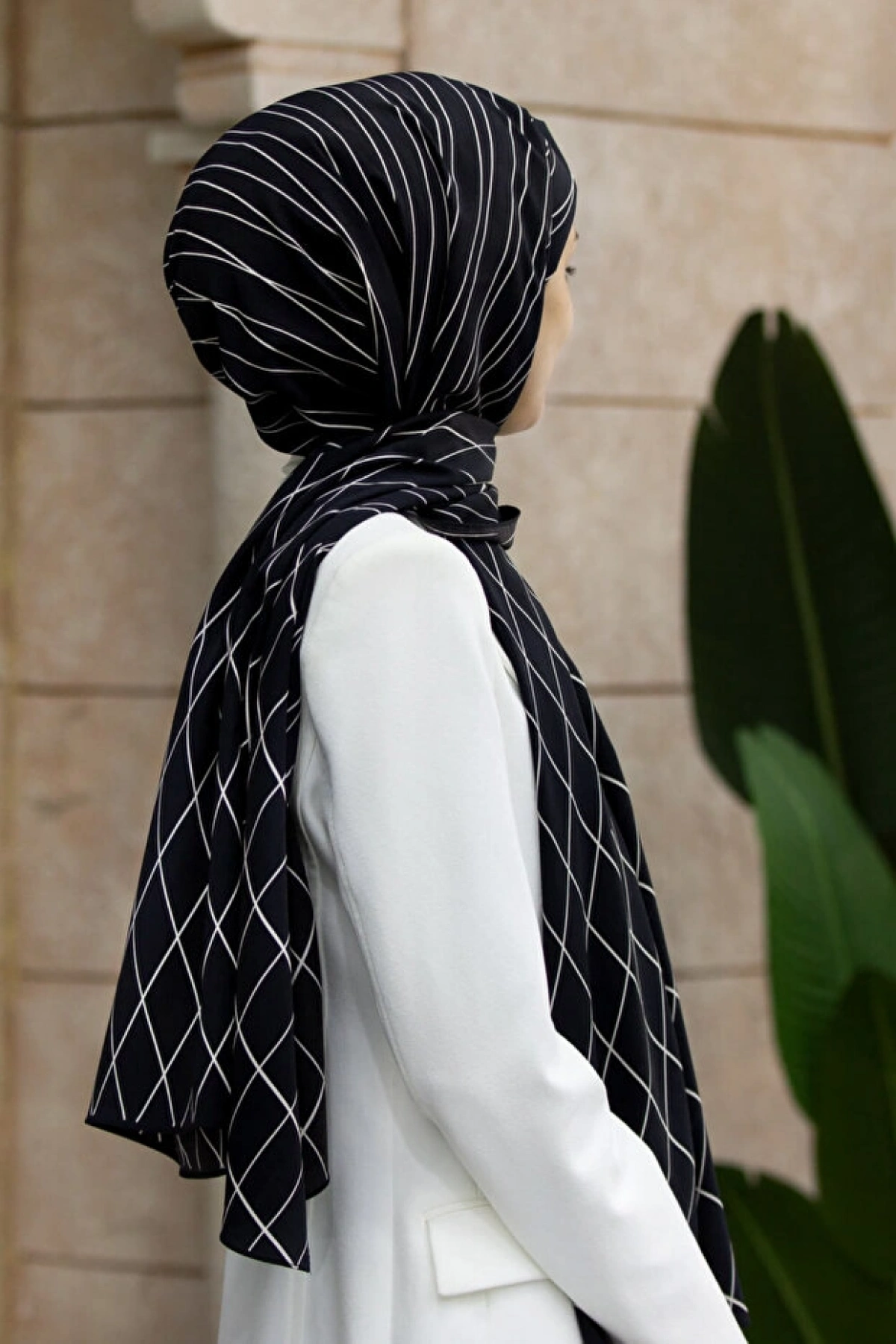 Vissona LÜKS MEDİNE İPEĞİ GEOMETRİK DESENLİ SİYAH RENKLİ 75X195 KIRIŞMAZ ŞAL MOSS KREP DİKİŞ TİPİ İTALYAN