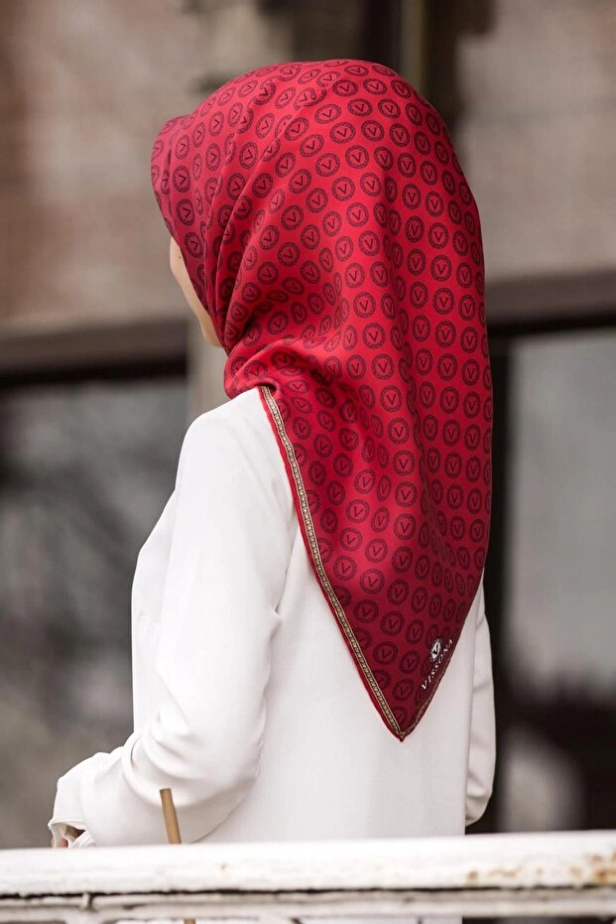 Vissona %100 Twill İpek Monogram Desenli Kırmızı Renkli 90x90 Eşarp Dikim Şekli : El Dikişi