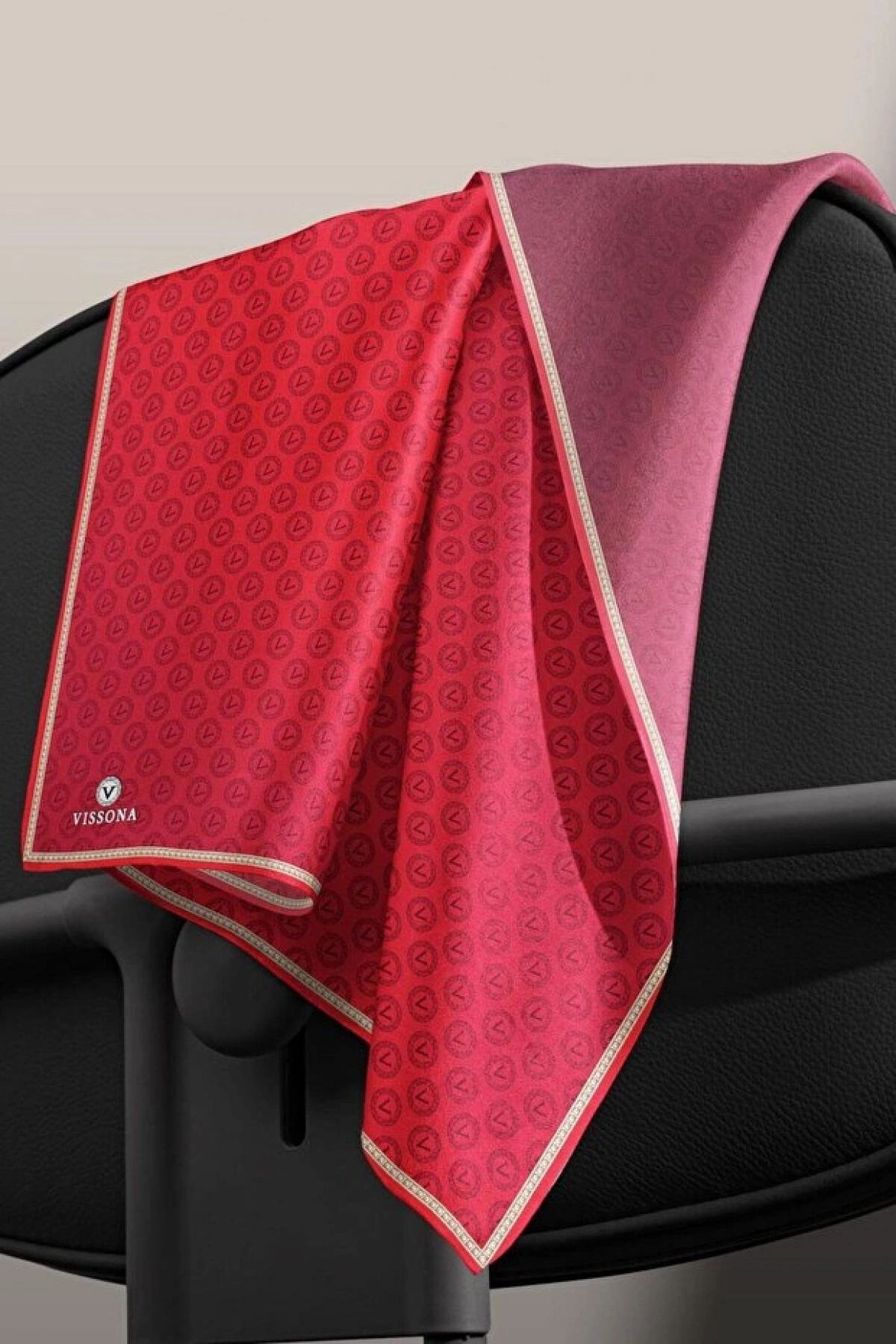 Vissona %100 Twill İpek Monogram Desenli Kırmızı Renkli 90x90 Eşarp Dikim Şekli : El Dikişi