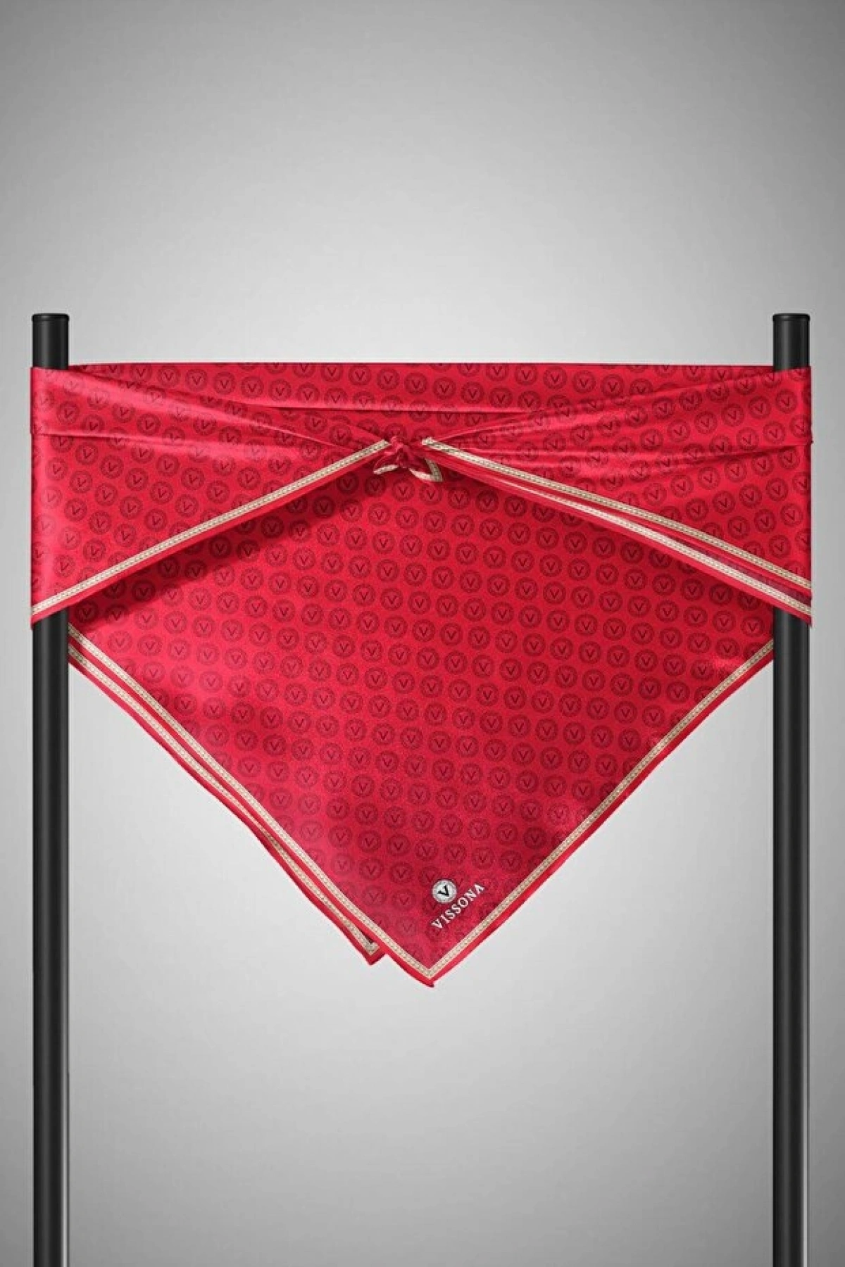 Vissona %100 Twill İpek Monogram Desenli Kırmızı Renkli 90x90 Eşarp Dikim Şekli : El Dikişi