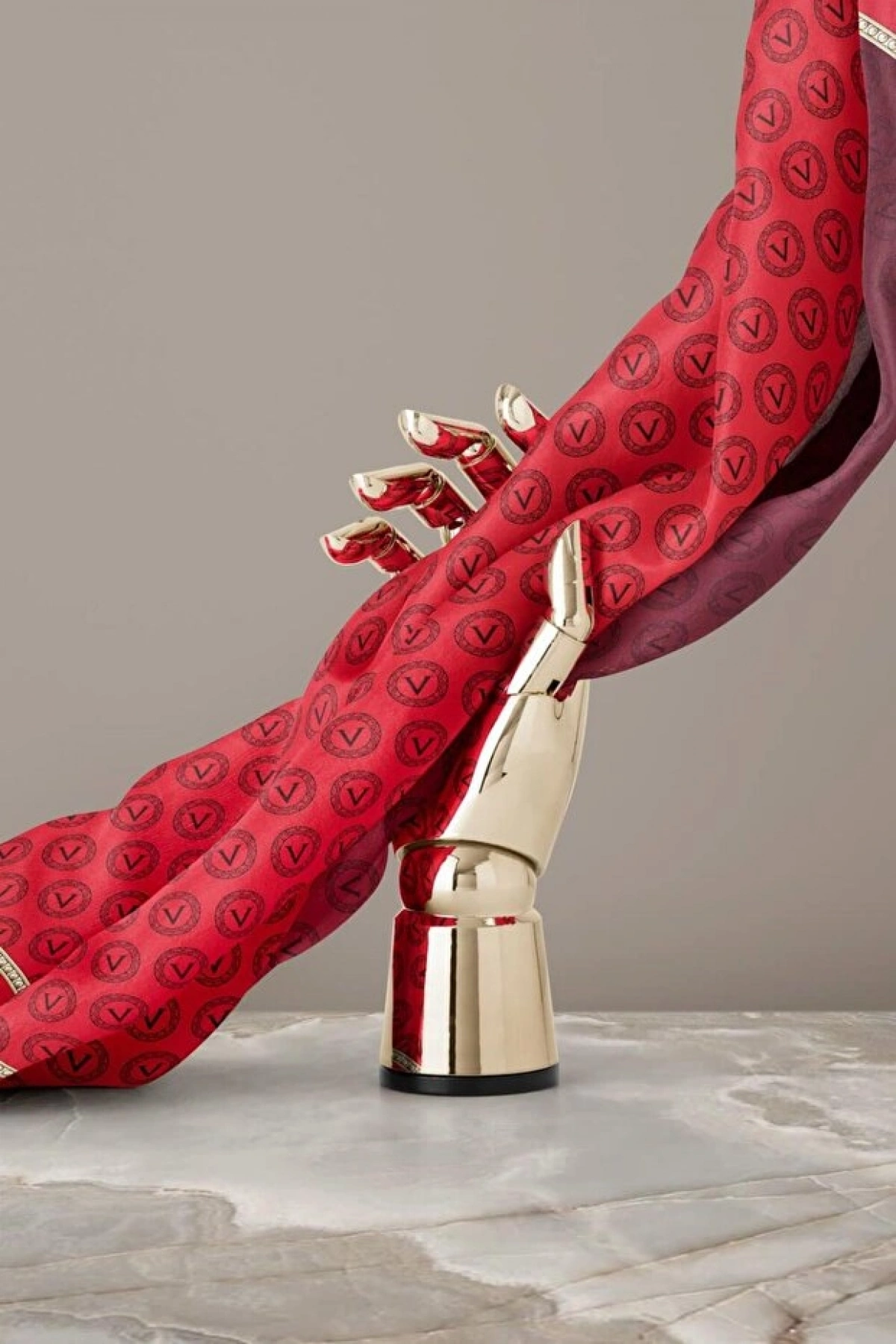 Vissona %100 Twill İpek Monogram Desenli Kırmızı Renkli 90x90 Eşarp Dikim Şekli : El Dikişi