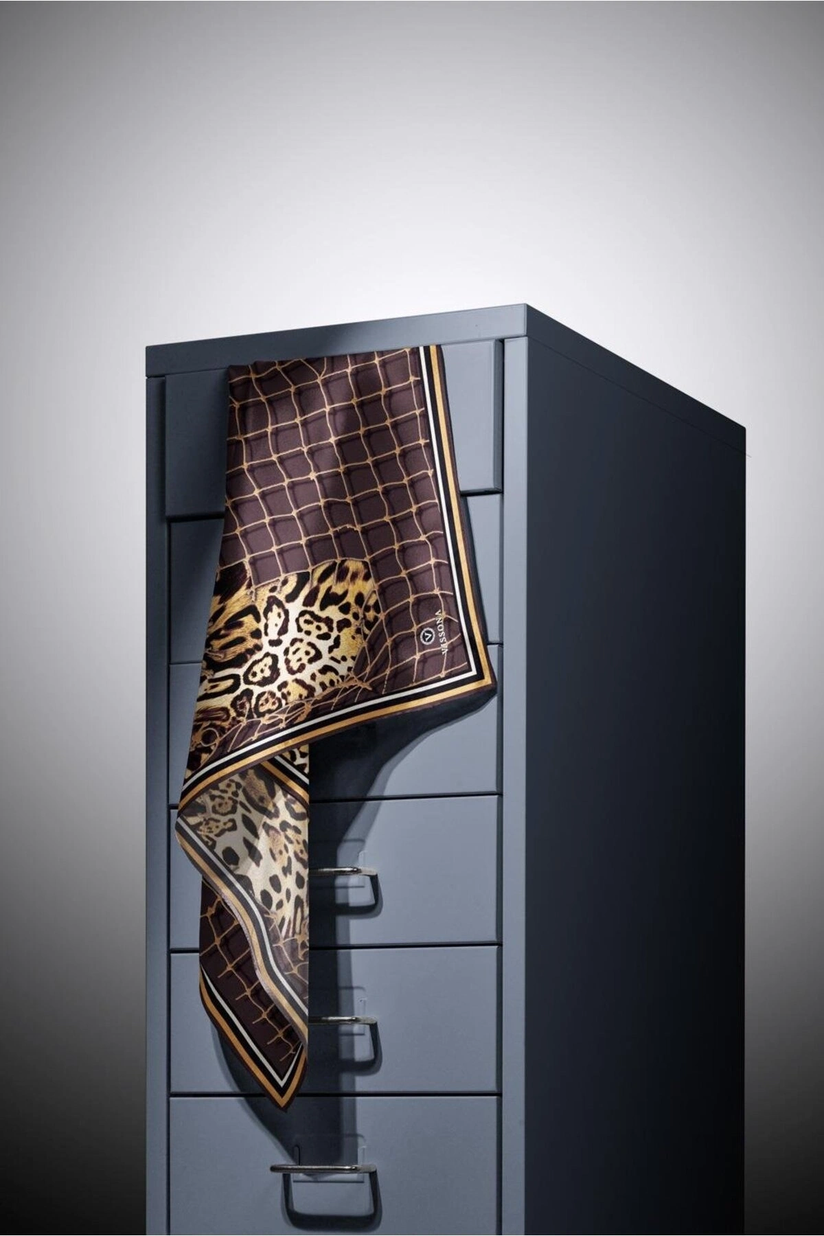 Vissona %100 Twill İpek Leopar Desenli Sütlükahverengi Renkli 90x90 Eşarp Dikim Şekli : El Dikişi