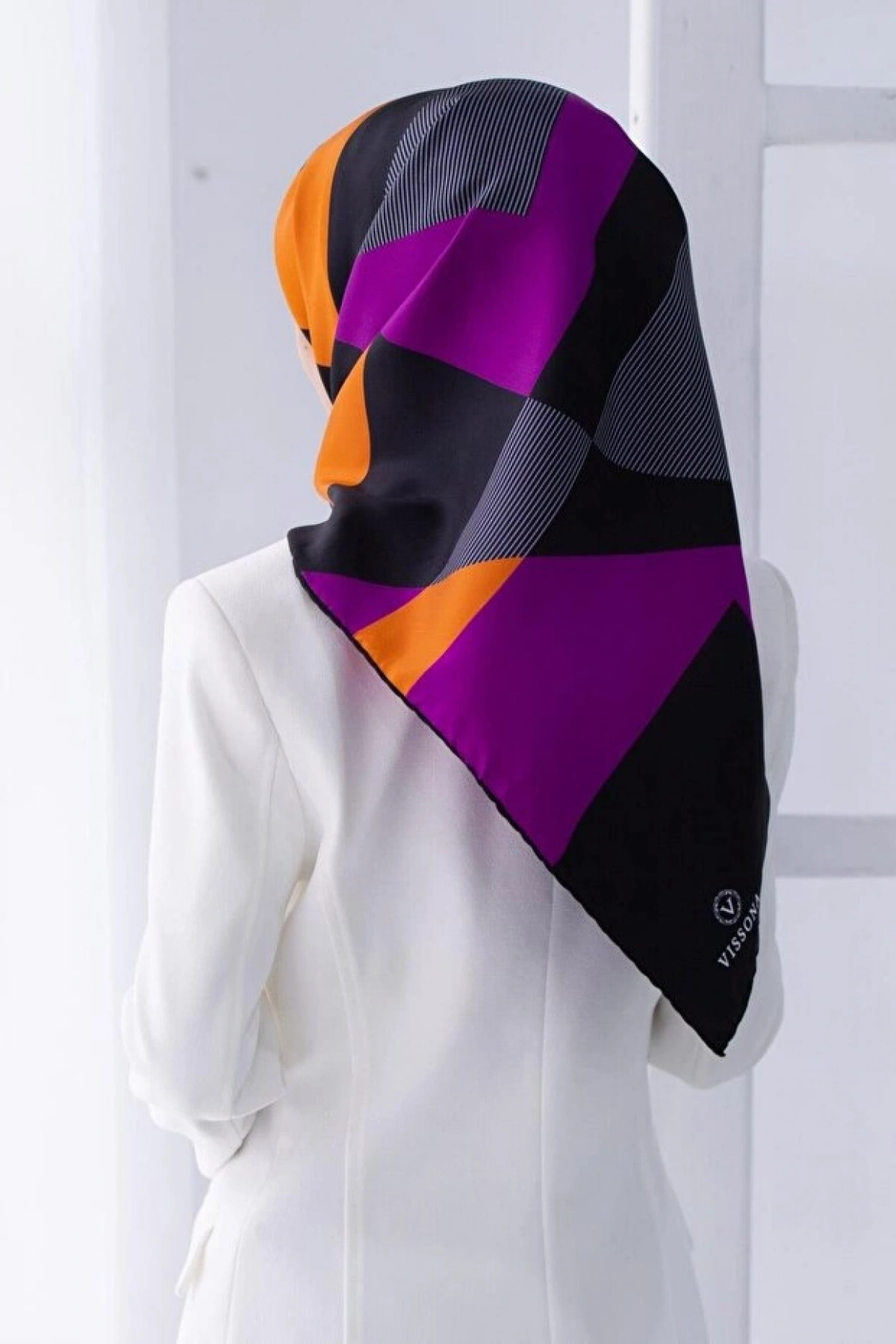 Vissona %100 Twill İpek Geometrik Çizgi Desenli Fuşya - Turuncu Renkli 90x90 Eşarp Kenar Dikiş Şekli El Diki