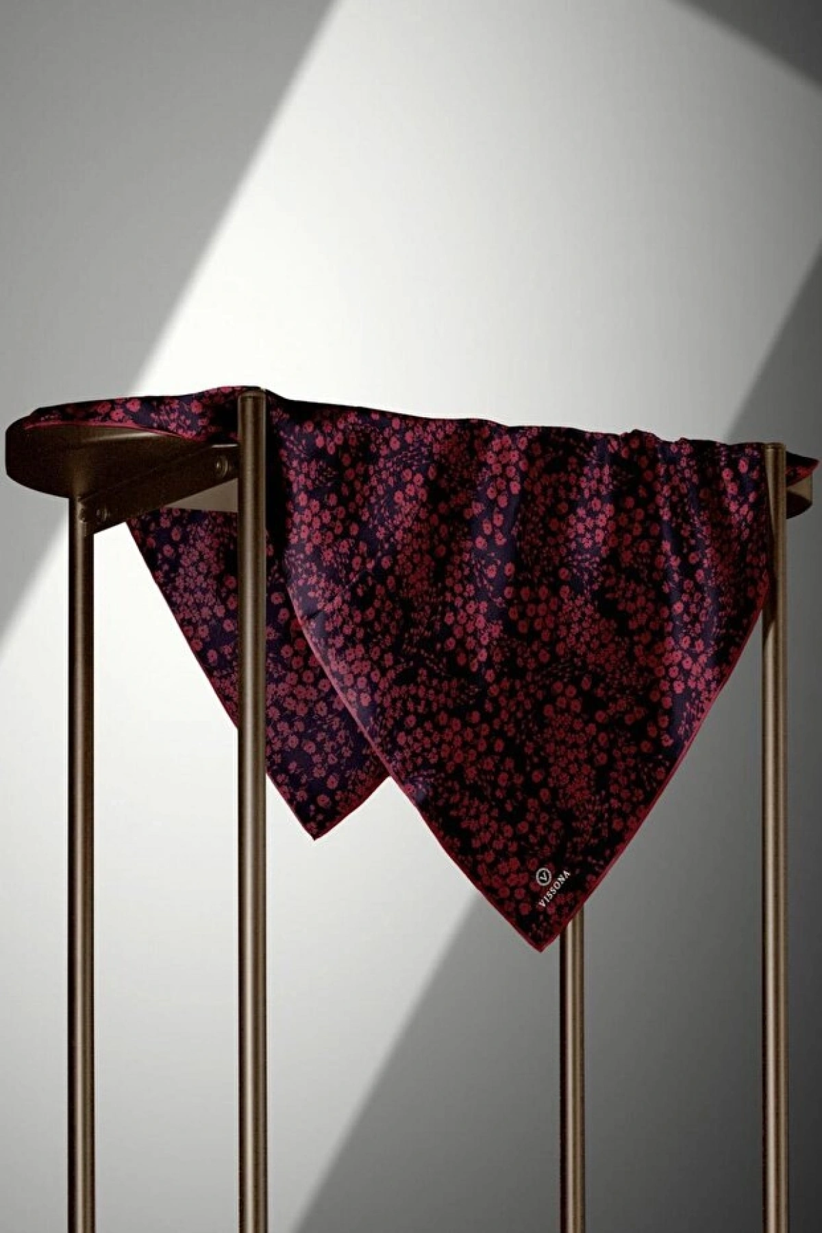 Vissona %100 Twill İpek Çıtır Çiçek Desenli Siyah - Bordo Renkli 90x90 Eşarp Dikim Şekli : El Dikişi