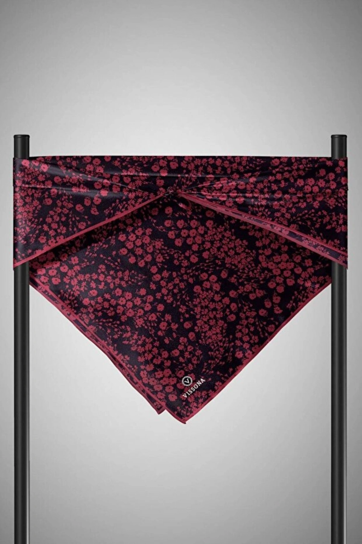 Vissona %100 Twill İpek Çıtır Çiçek Desenli Siyah - Bordo Renkli 90x90 Eşarp Dikim Şekli : El Dikişi