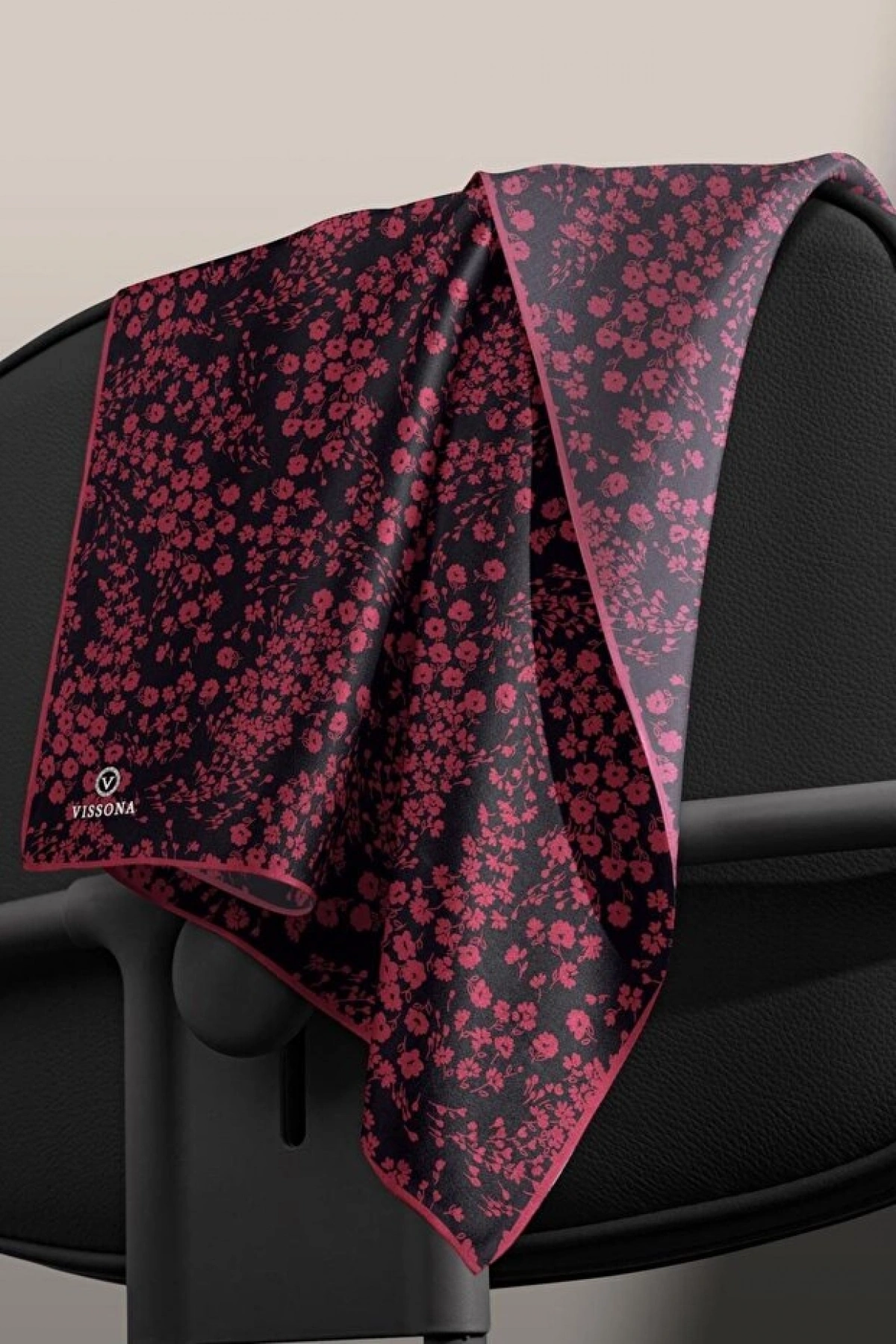 Vissona %100 Twill İpek Çıtır Çiçek Desenli Siyah - Bordo Renkli 90x90 Eşarp Dikim Şekli : El Dikişi