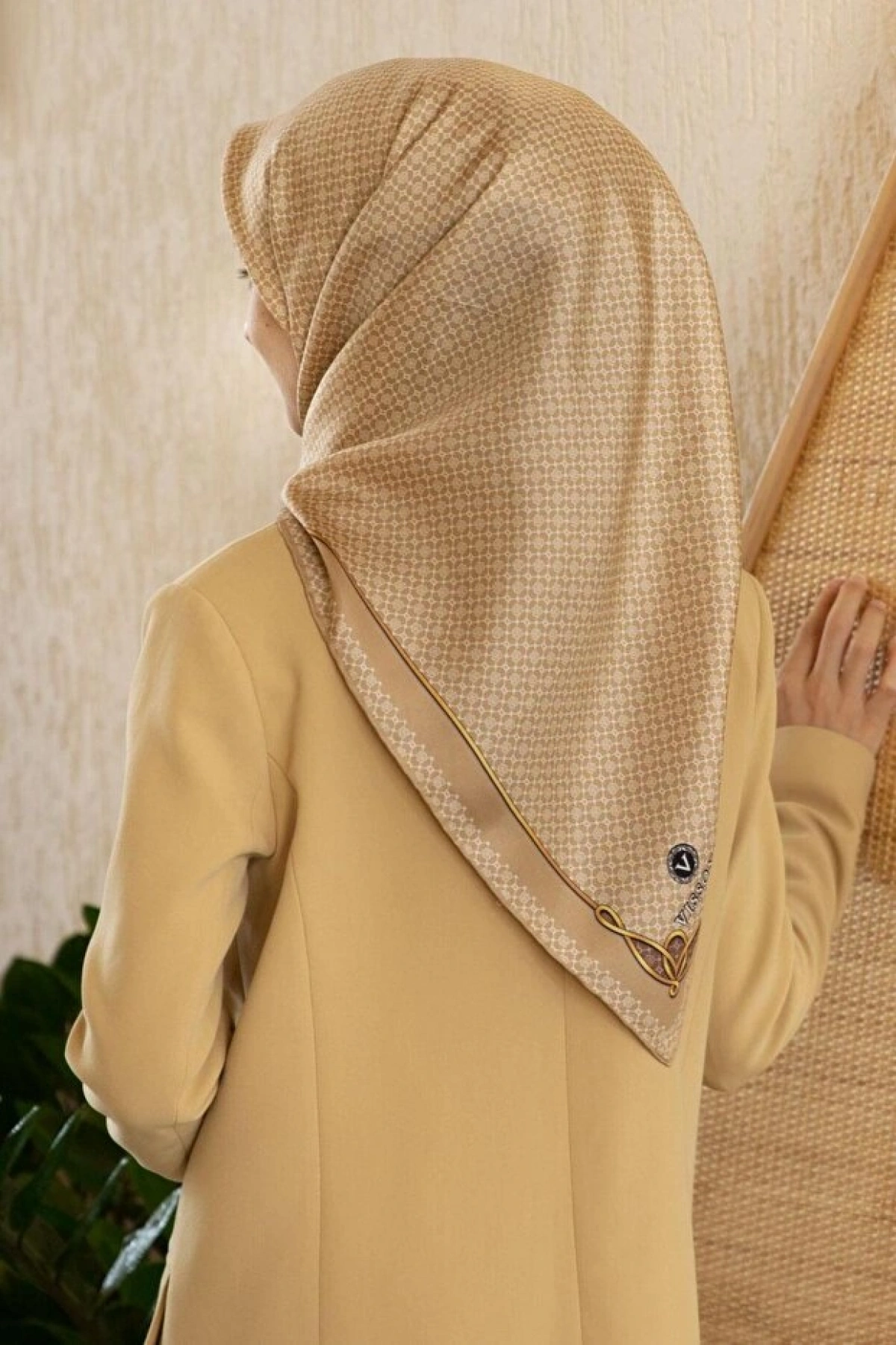 Vissona %100 Twill İpek Minik Motif Desenli Bej - Krem Renkli 90x90 Eşarp Dikim Şekli : El Dikişi