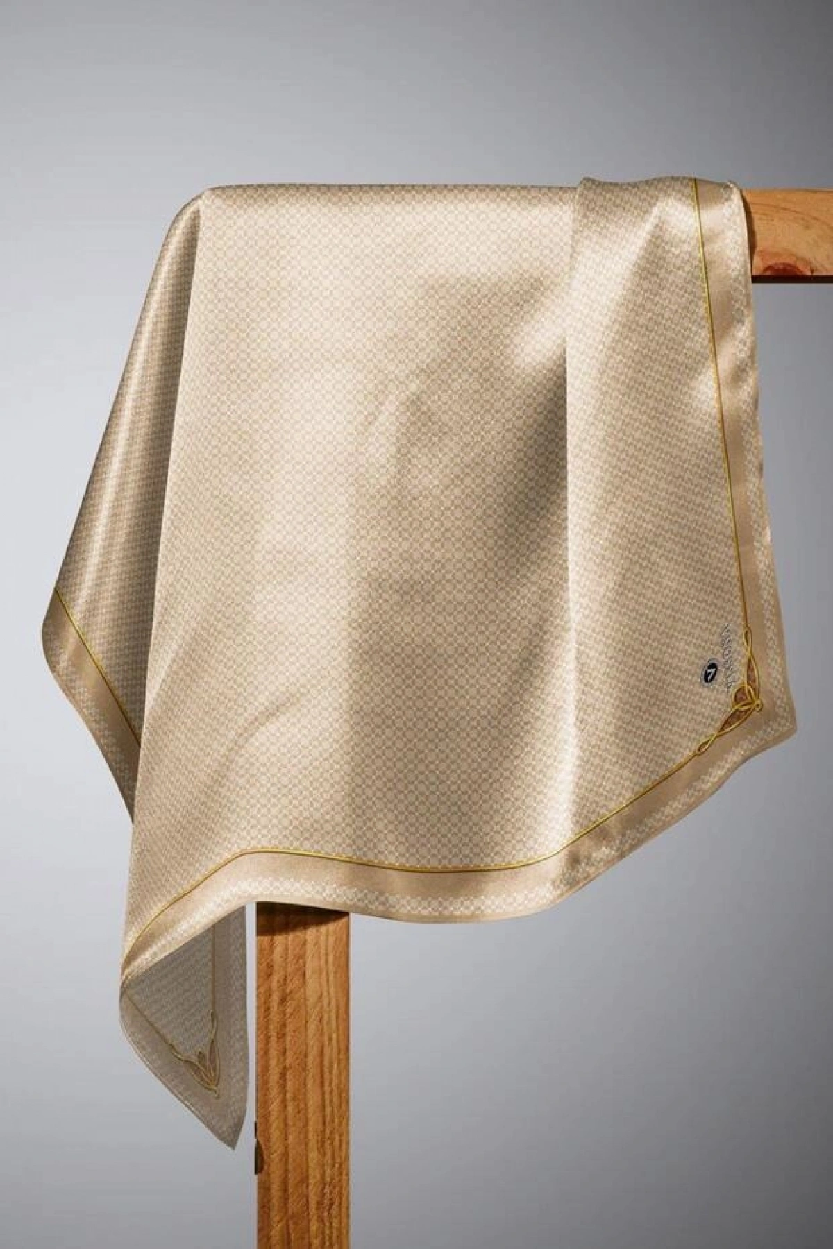 Vissona %100 Twill İpek Minik Motif Desenli Bej - Krem Renkli 90x90 Eşarp Dikim Şekli : El Dikişi