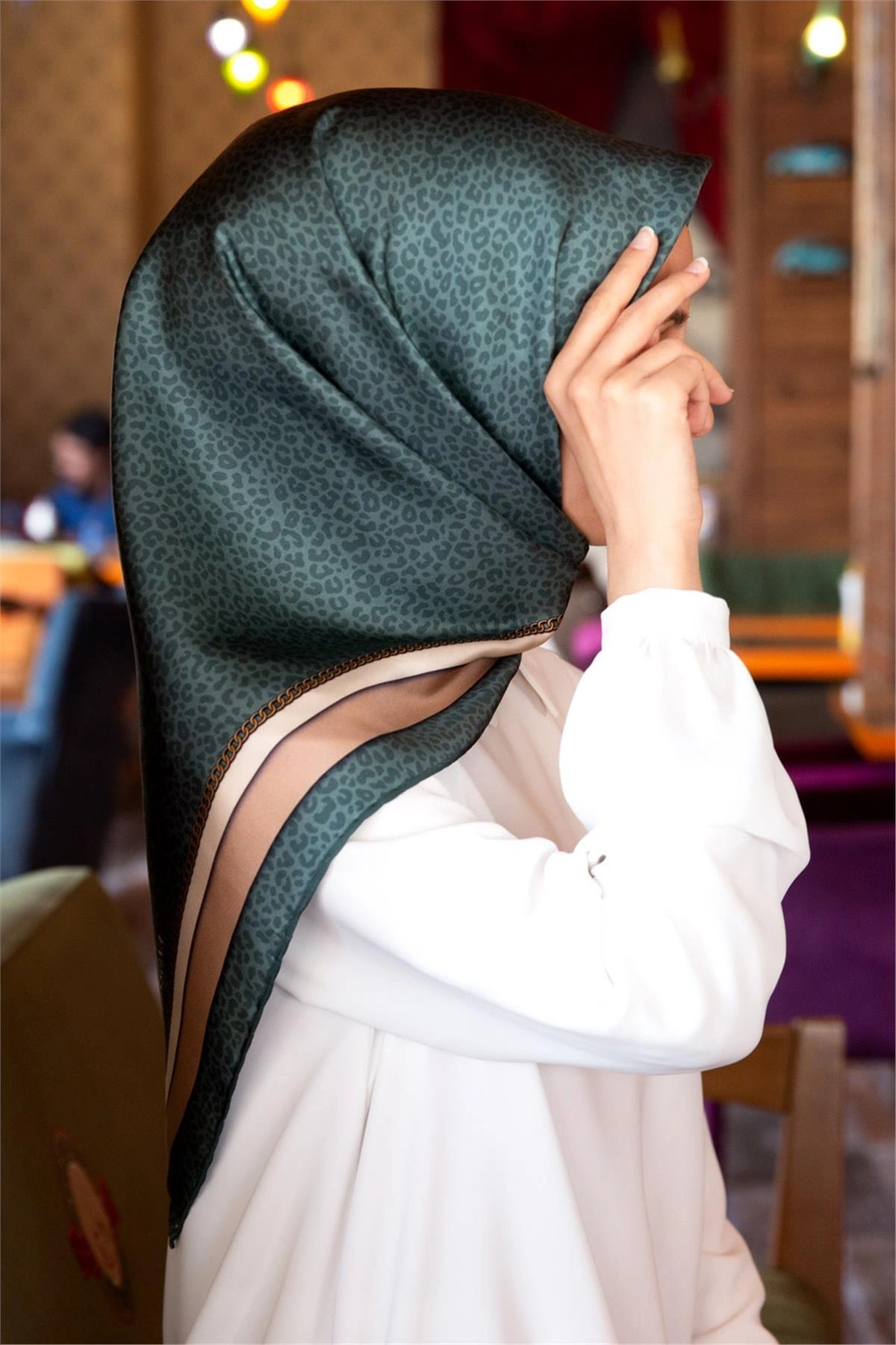 Vissona %100 Twill İpek Leopar Desenli Petrol Yeşili Renkli 90x90 Eşarp Dikim Şekli : El Dikişi