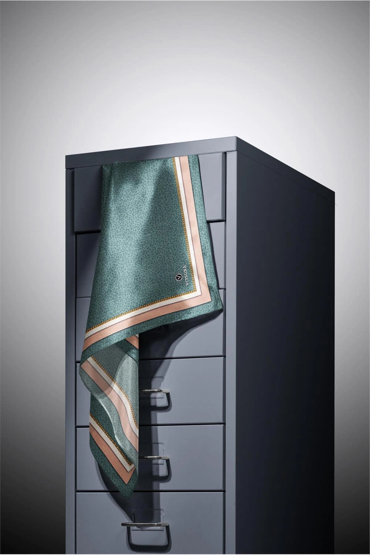 Vissona %100 Twill İpek Leopar Desenli Petrol Yeşili Renkli 90x90 Eşarp Dikim Şekli : El Dikişi