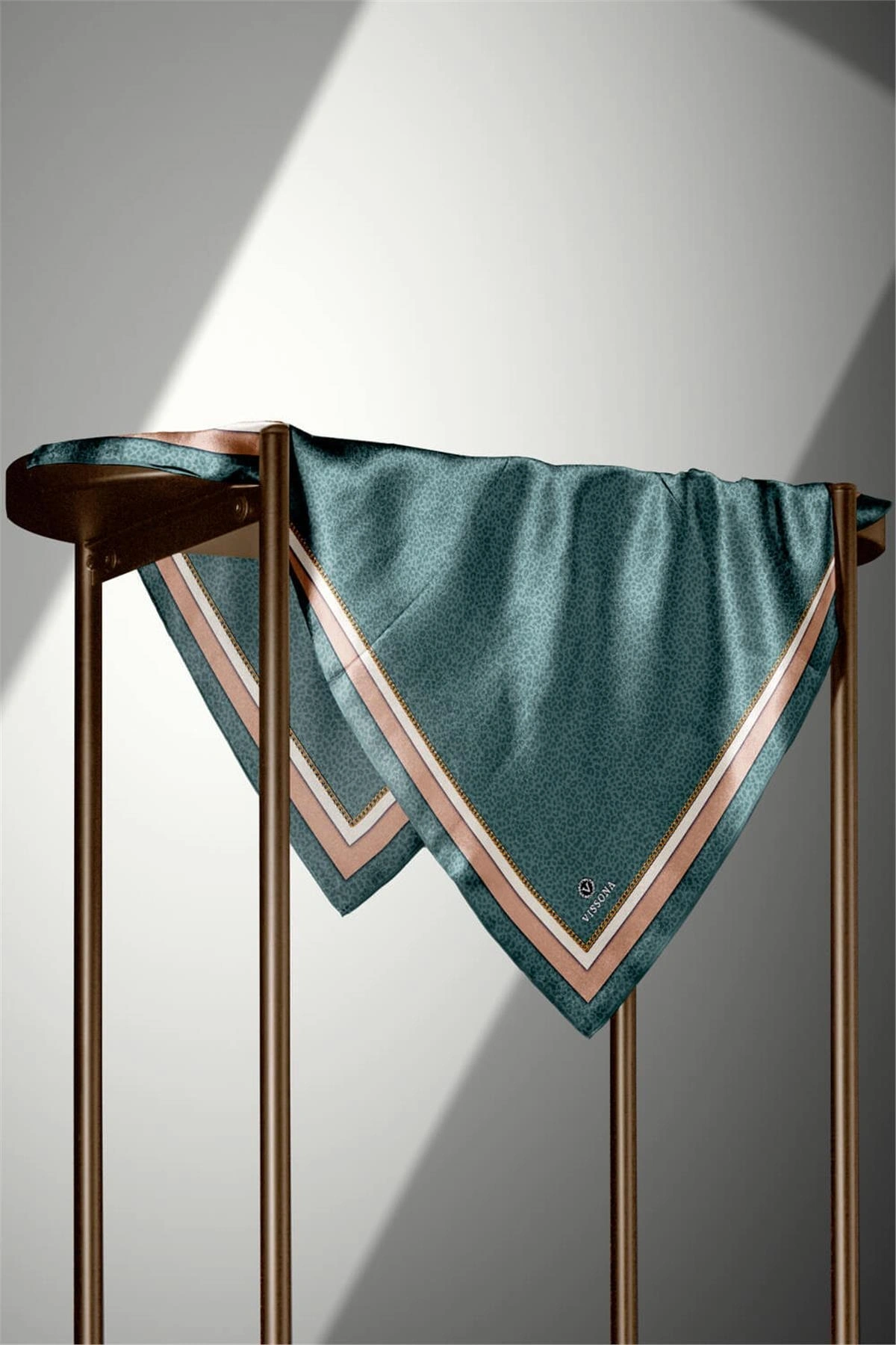 Vissona %100 Twill İpek Leopar Desenli Petrol Yeşili Renkli 90x90 Eşarp Dikim Şekli : El Dikişi