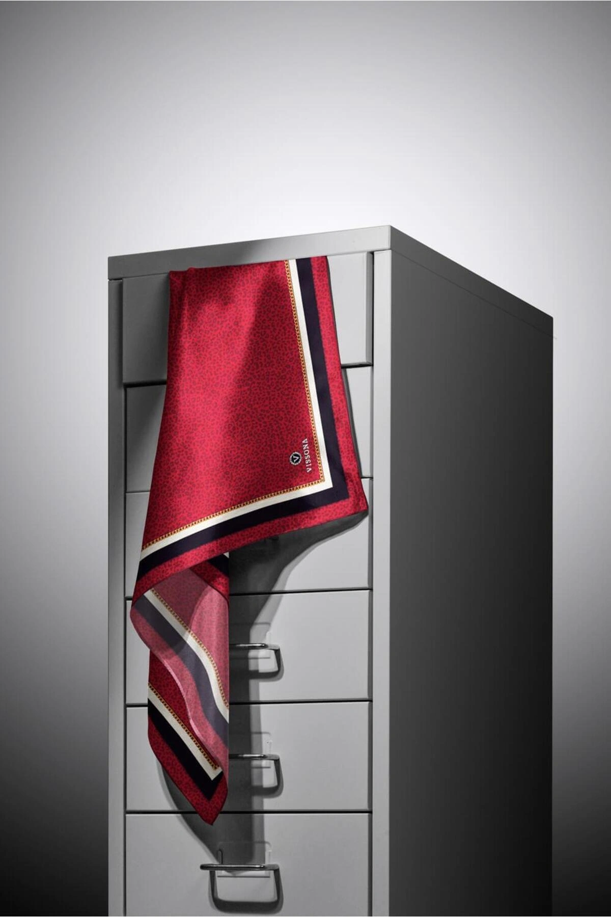 Vissona %100 Twill İpek Leopar Desenli Bordo Renkli 90x90 Eşarp Dikim Şekli : El Dikişi