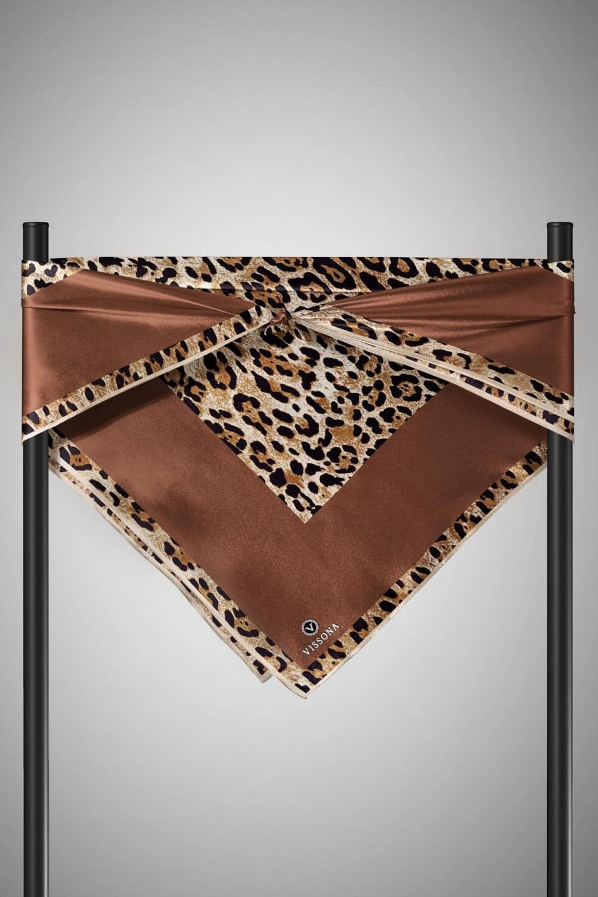Vissona %100 Twill İpek Leopar Desenli Sütlü Kahve Renkli 90x90 Eşarp Dikim Şekli : El Dikişi