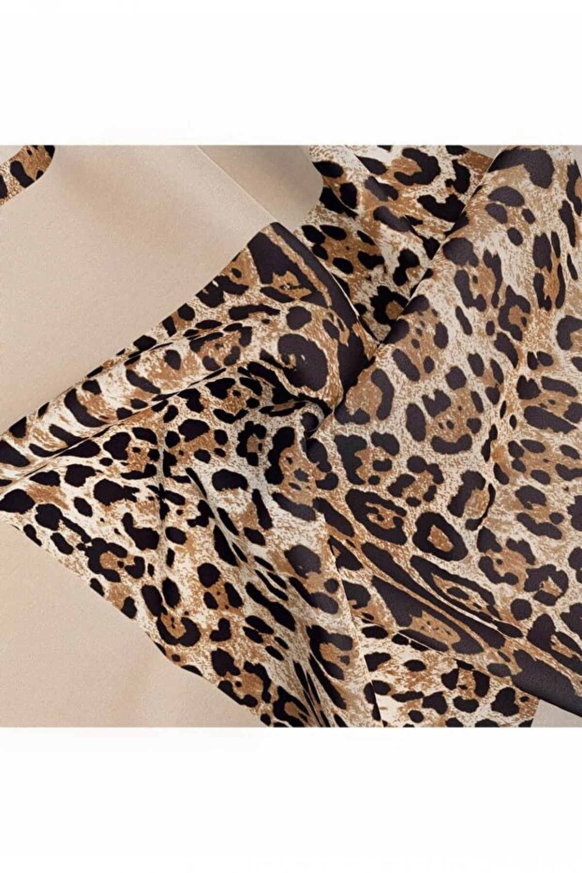 Vissona %100 Twill İpek Leopar Desenli Bej Renkli 90x90 Eşarp Dikim Şekli : El Dikişi