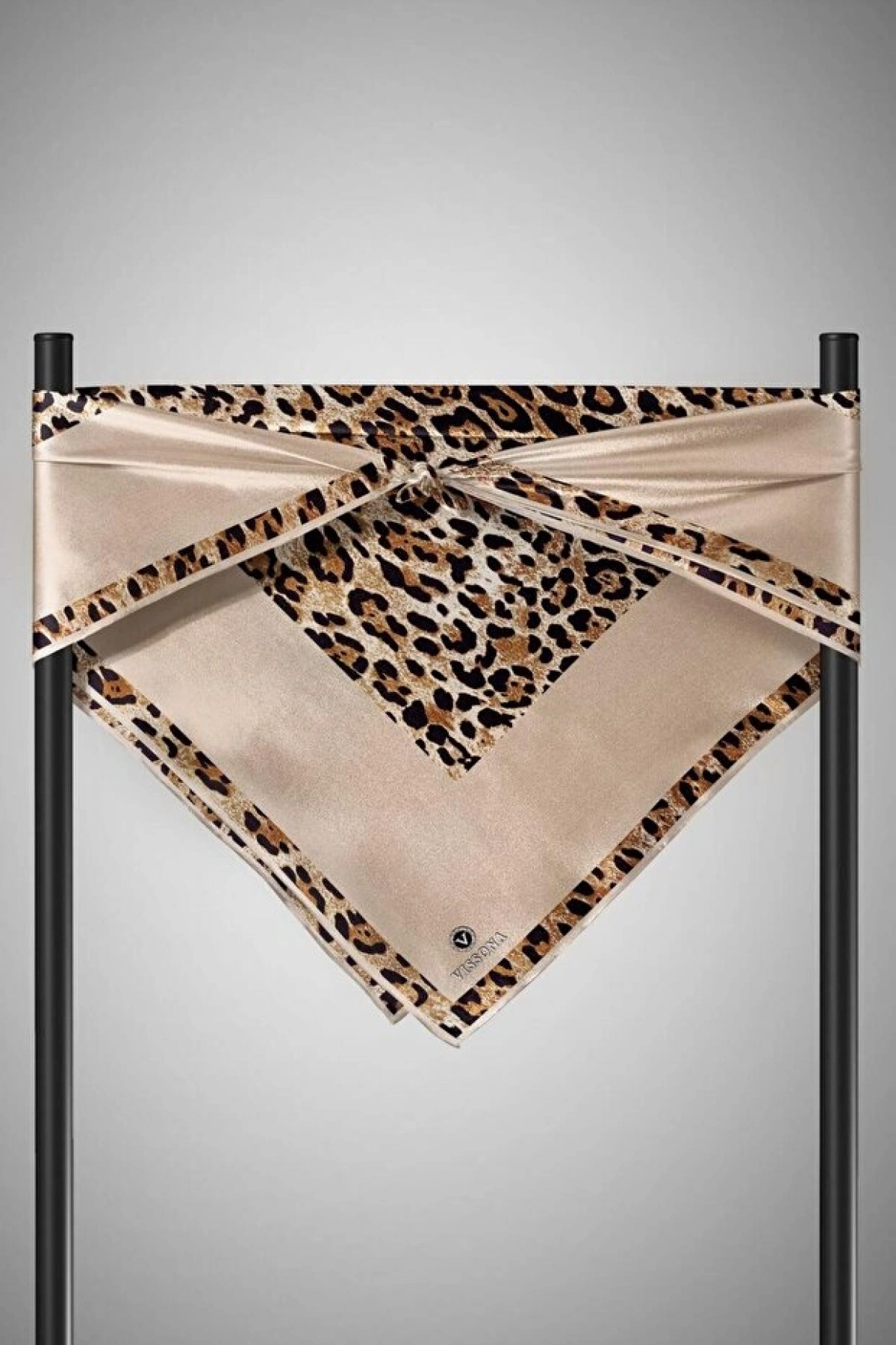 Vissona %100 Twill İpek Leopar Desenli Bej Renkli 90x90 Eşarp Dikim Şekli : El Dikişi
