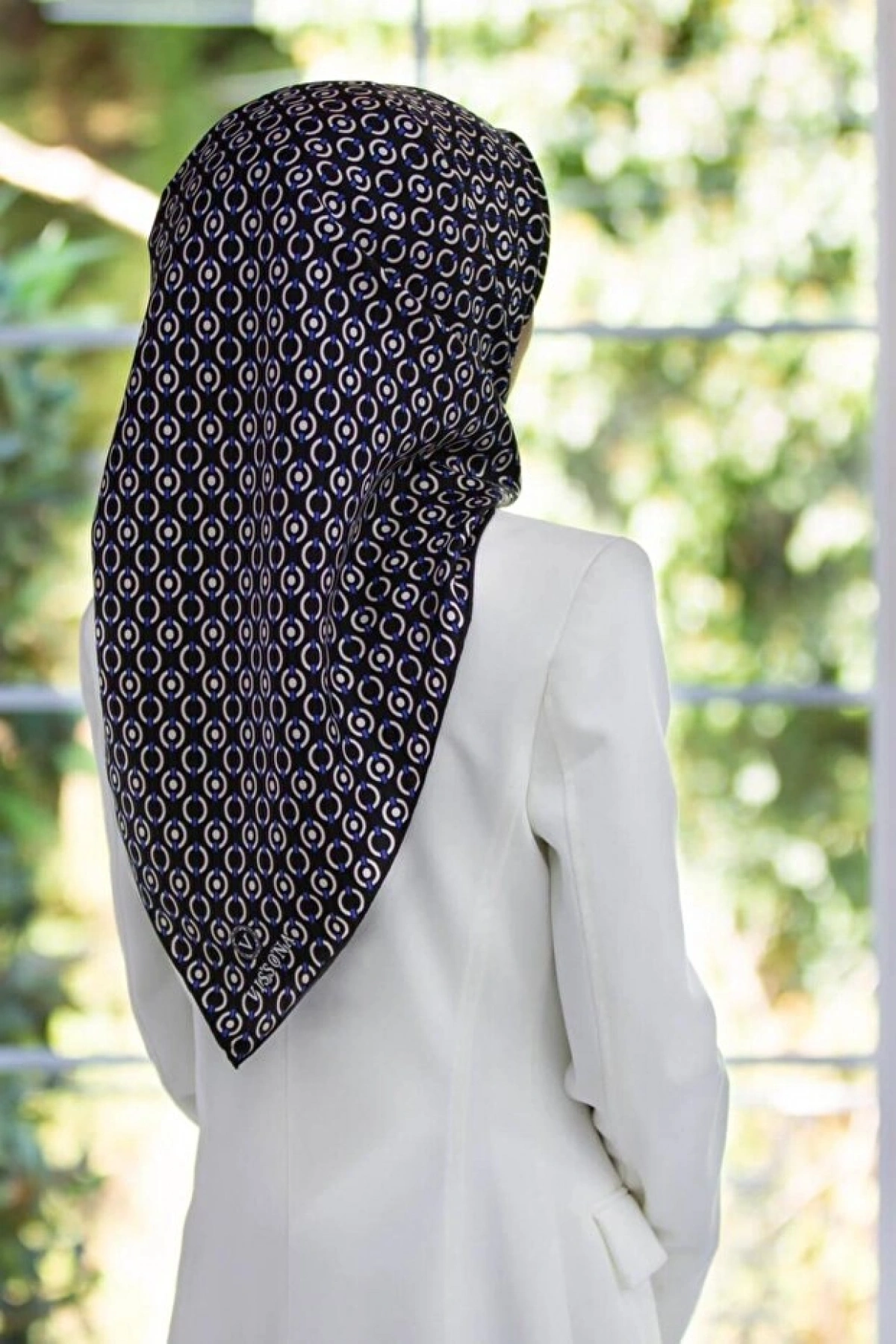 Vissona %100 Twill İpek Zincir Desenli Siyah - Saks Renkli 90x90 Eşarp Kenar Dikiş Şekli El Dikişli